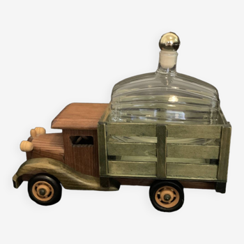 Carafe en verre tonneau sur camion en bois 21cm Bouteille