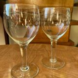 2 wine glasses