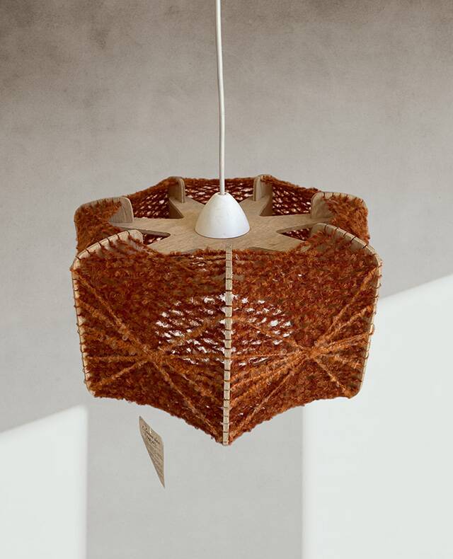 Stretched wool and wood suspension