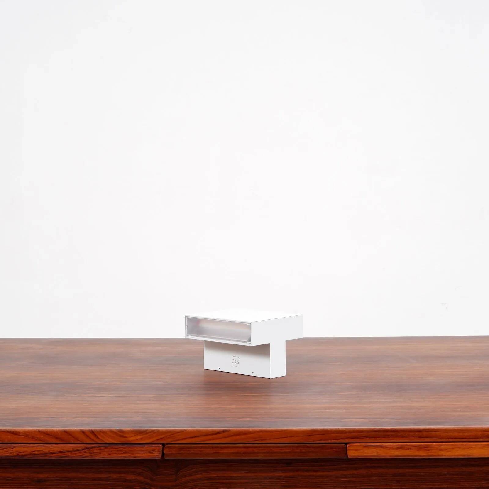 “Tight light” wall lamps by Piero Lissoni for Flos