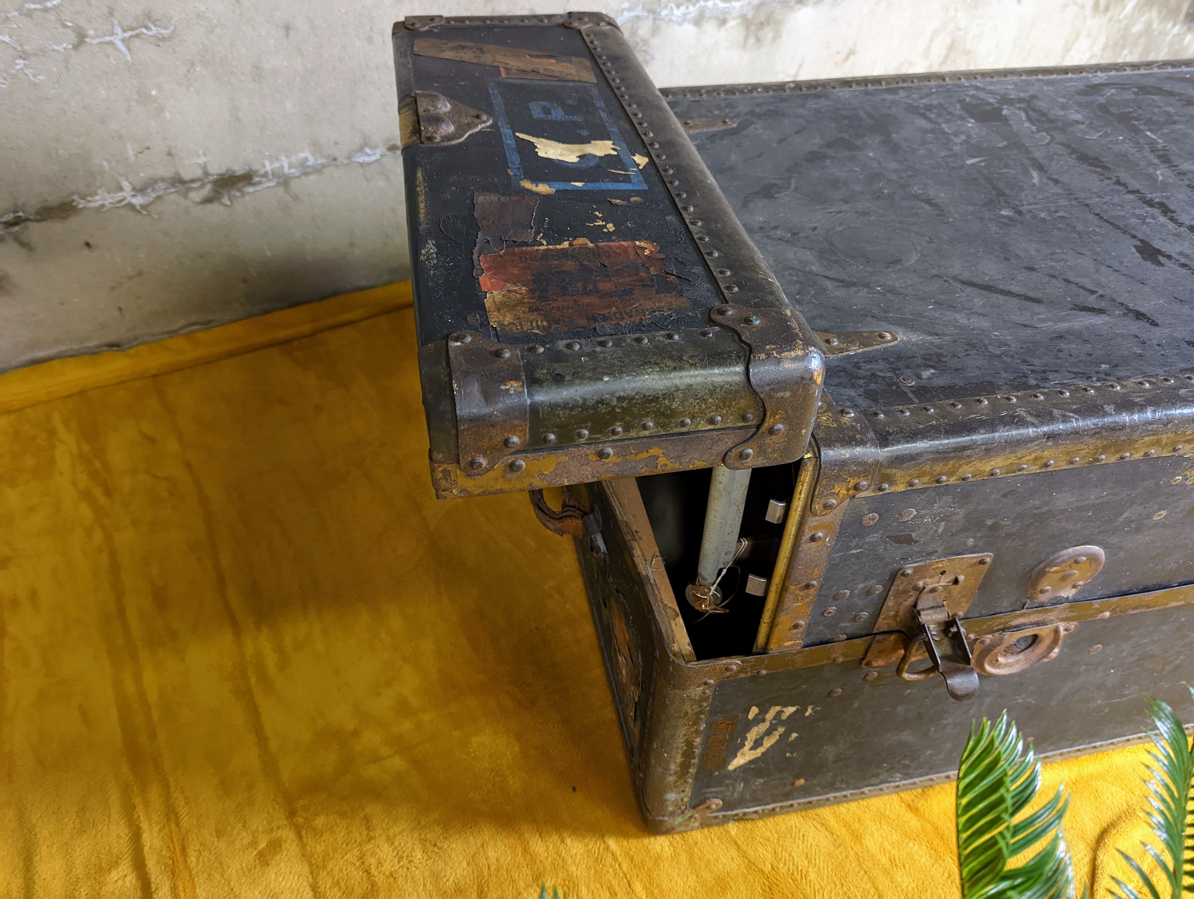 Antique travel trunk mendel trunk