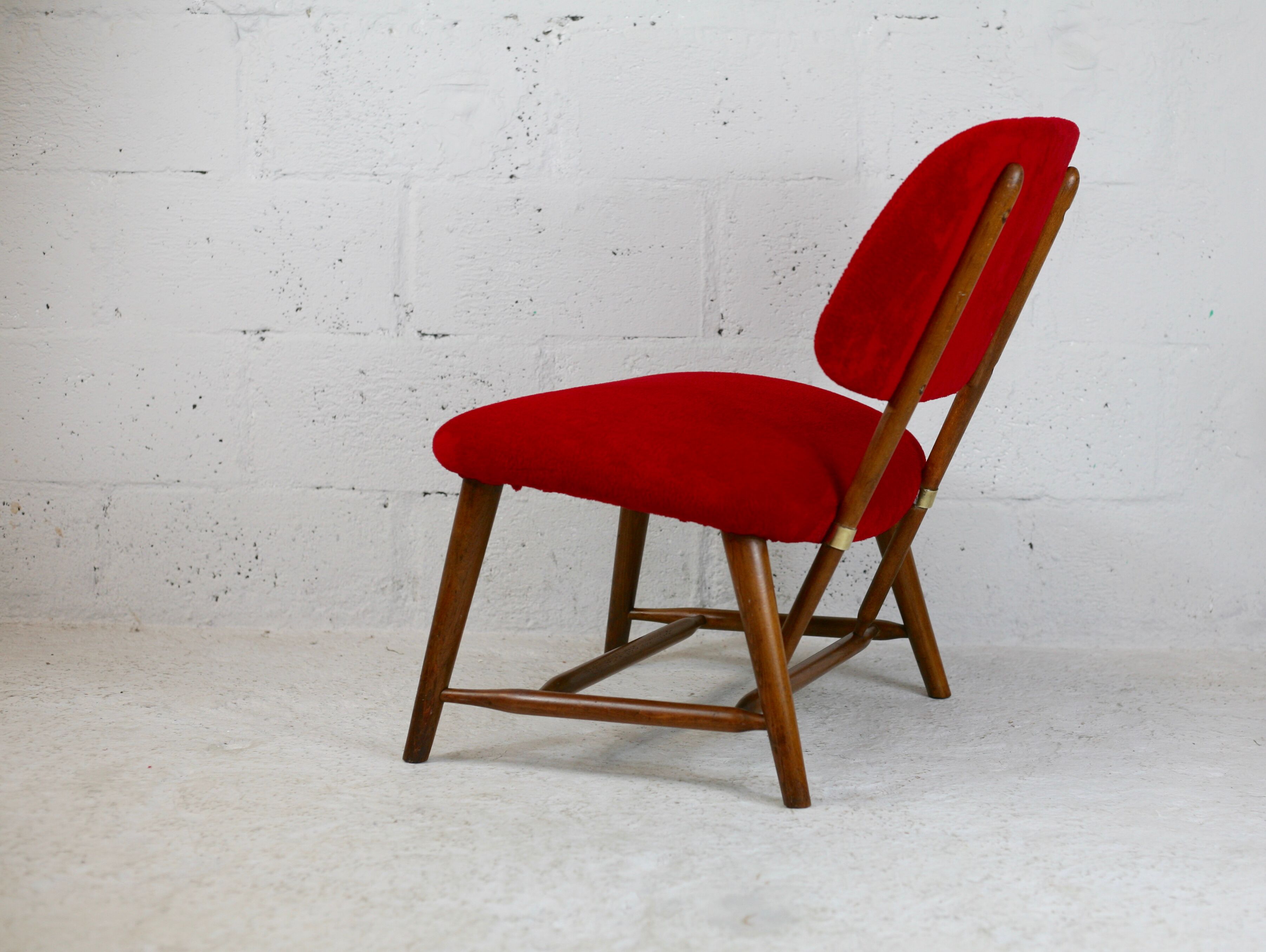 Chauffeuse by Alf Svensson, Model TeVe, published by Ljungs Industrier, Sweden, 1953. Retyped red.