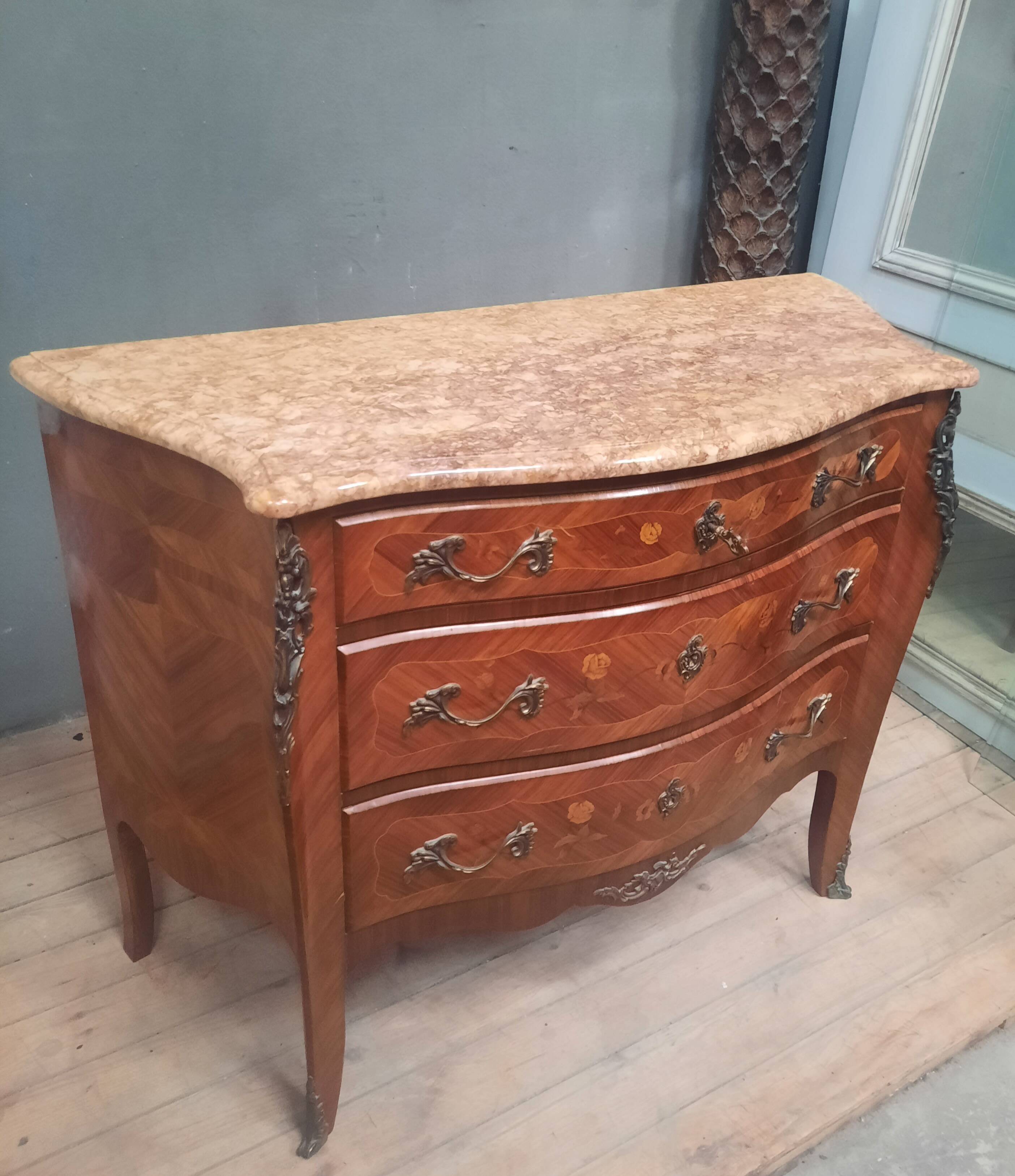 Commode style Louis XV en marqueterie de fleurs