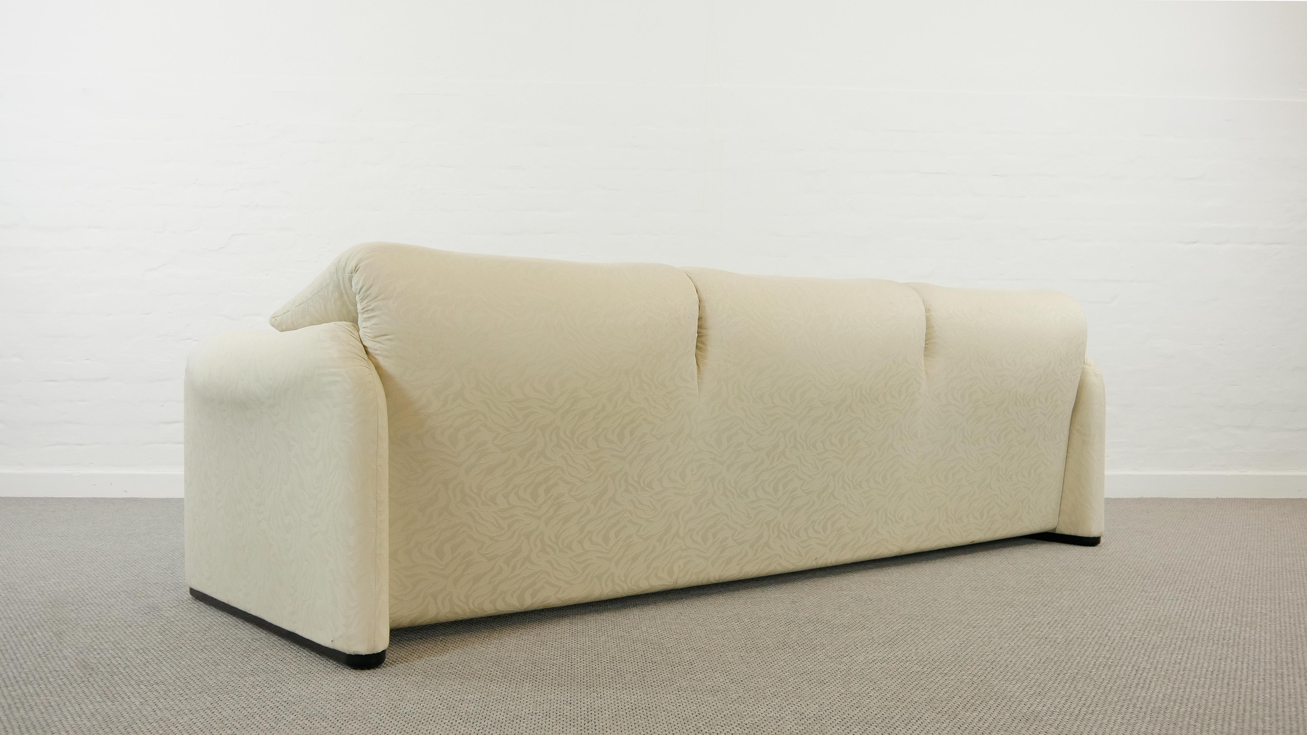 Maralunga 3-seat Sofa with Footrest in offwhite by Vico Magistretti for Cassina, Italy