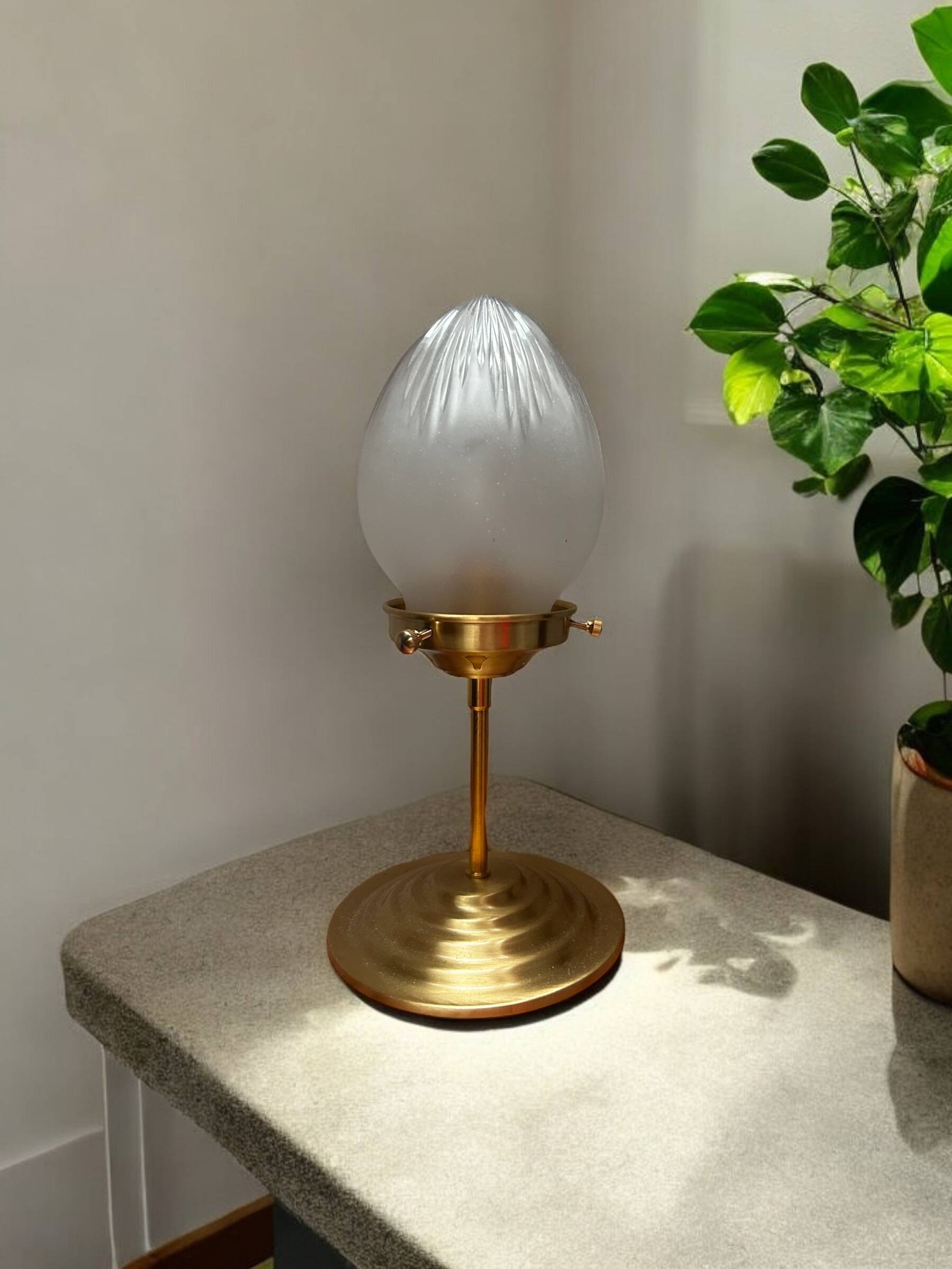 Vintage globe shell table lamp