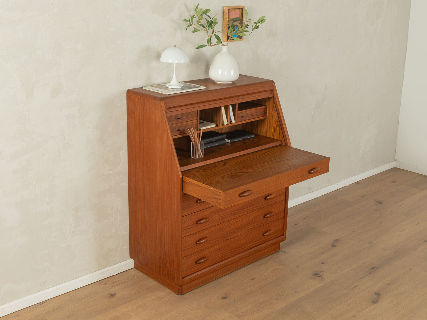 1980s bureau, Dyrlund