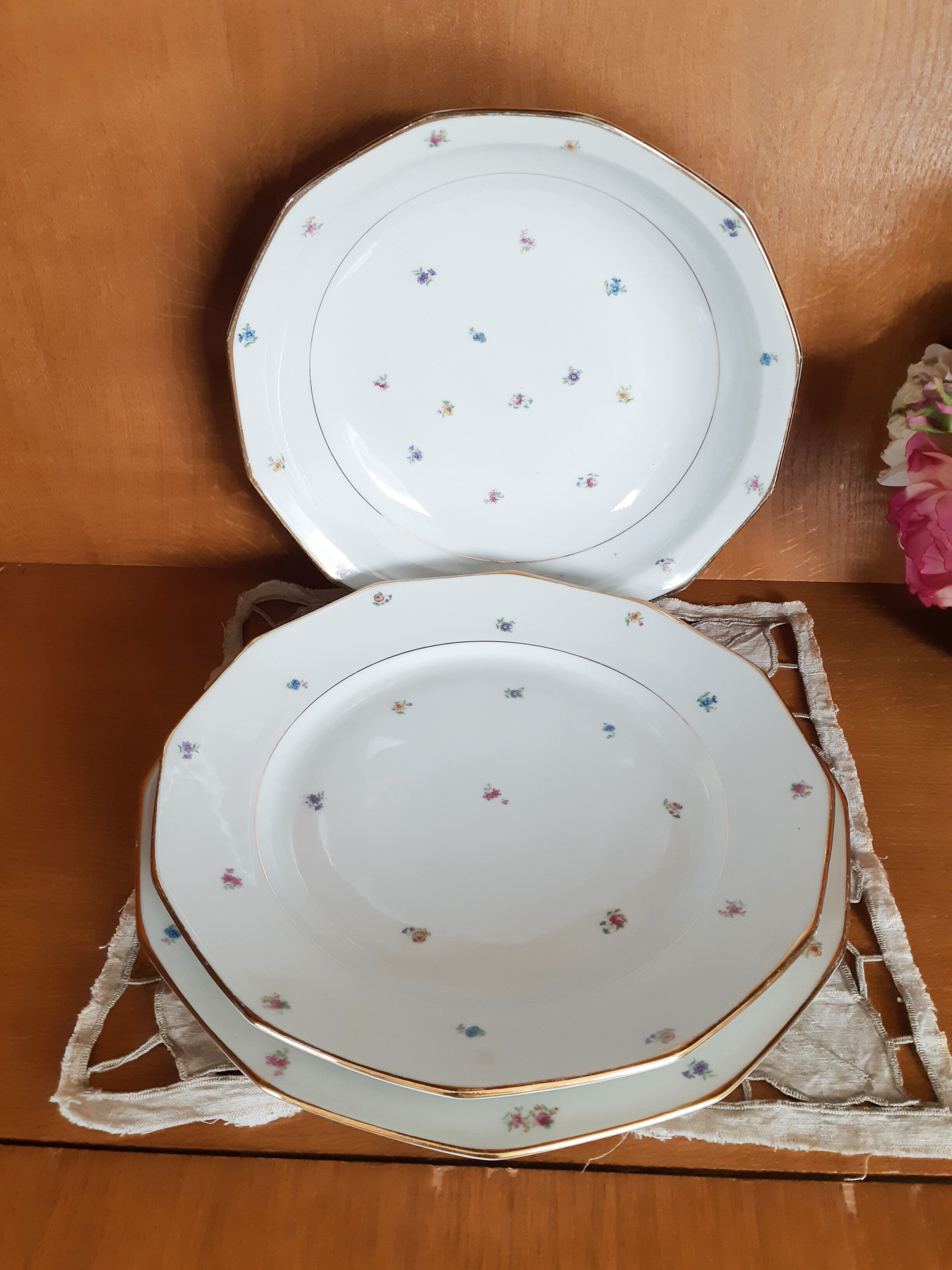 3 round dishes in floral and gold porcelain