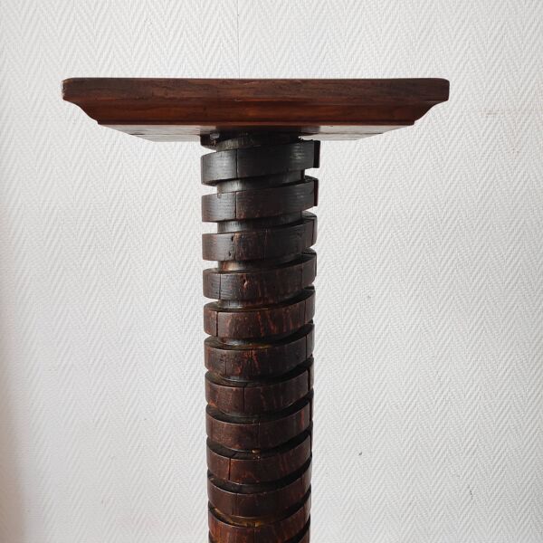Colonne brutaliste – ancienne vis de pressoir bourguignon
