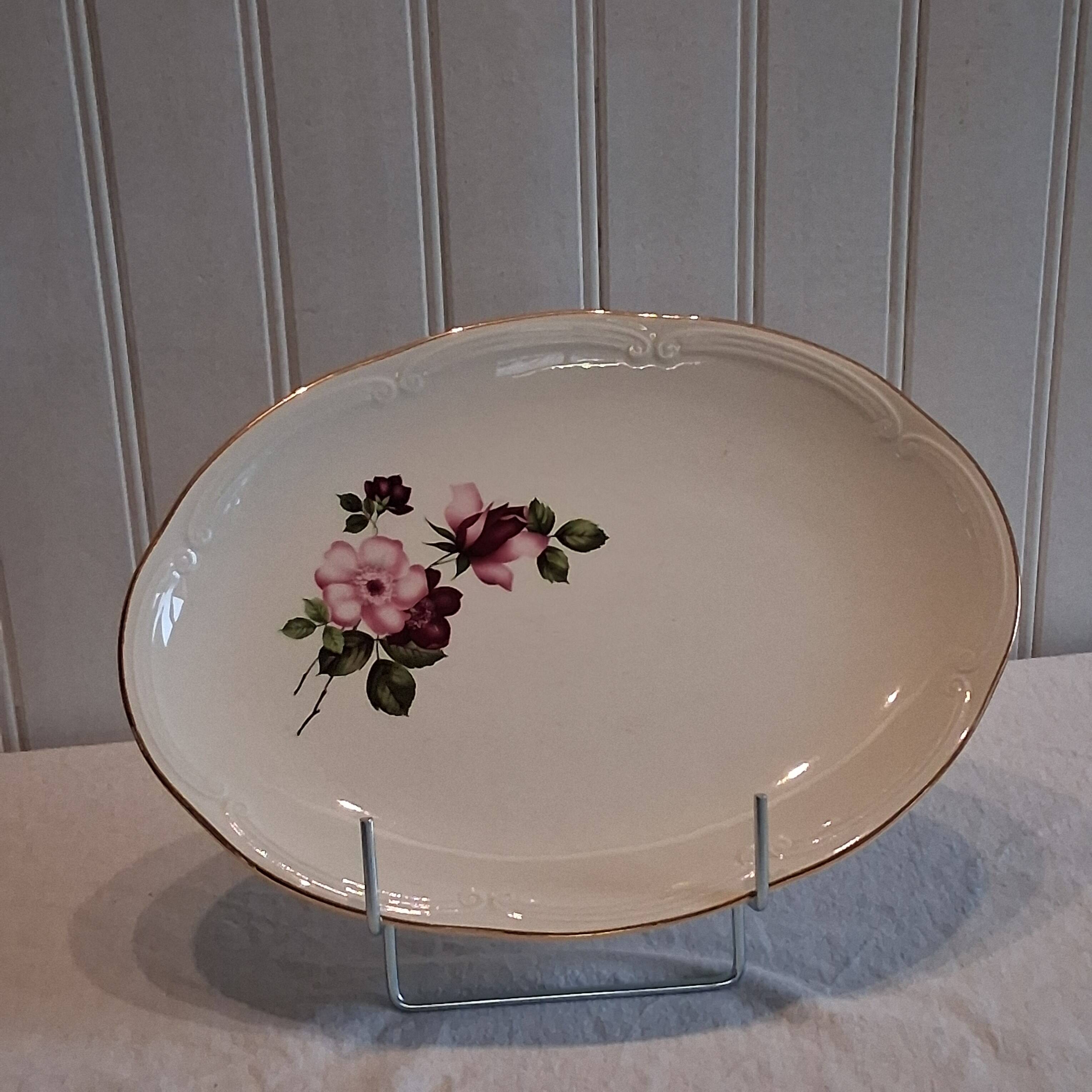 Serving dish from Gien model "Chinon" in very good condition.