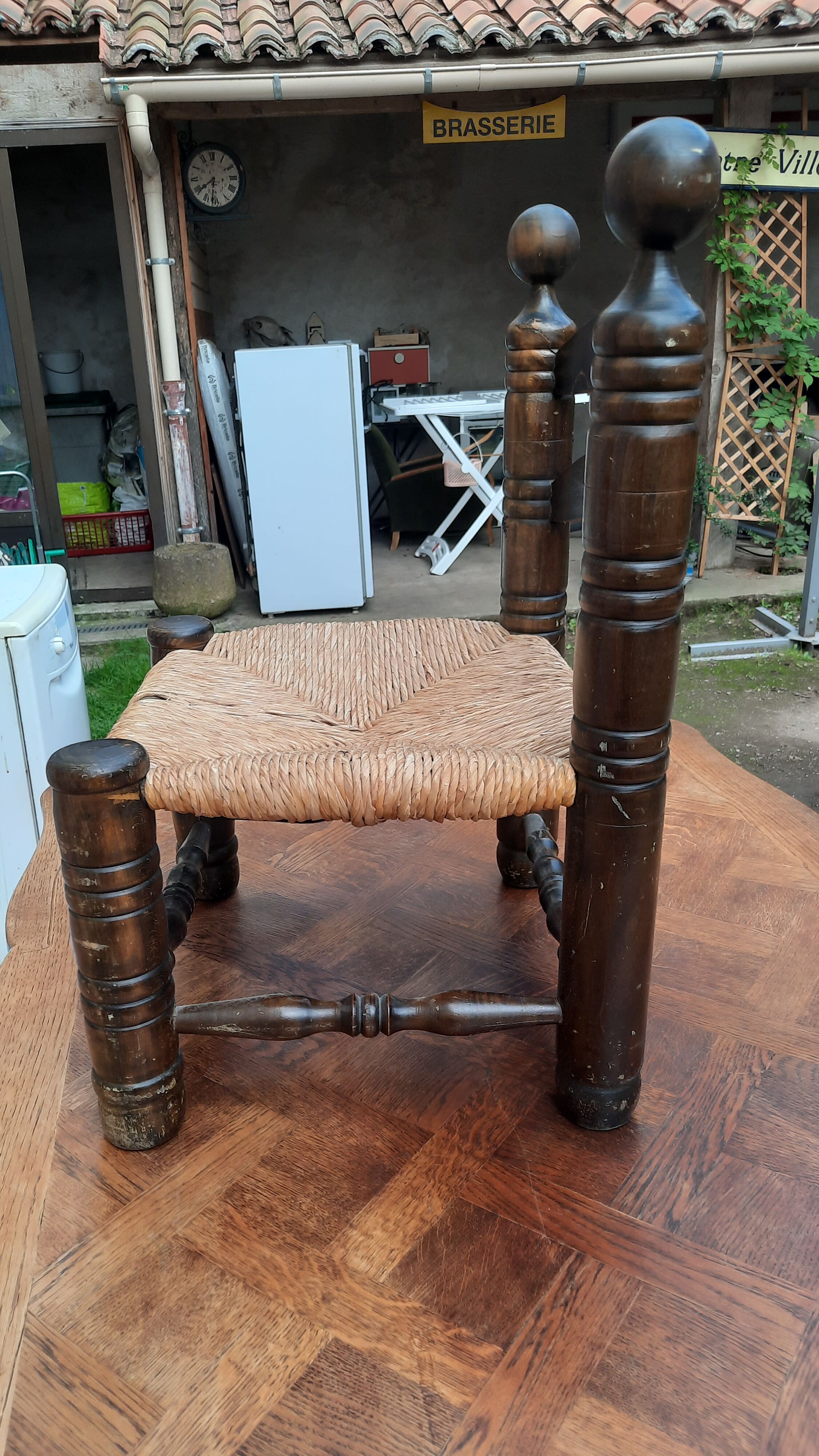 Chaise basse campagnarde