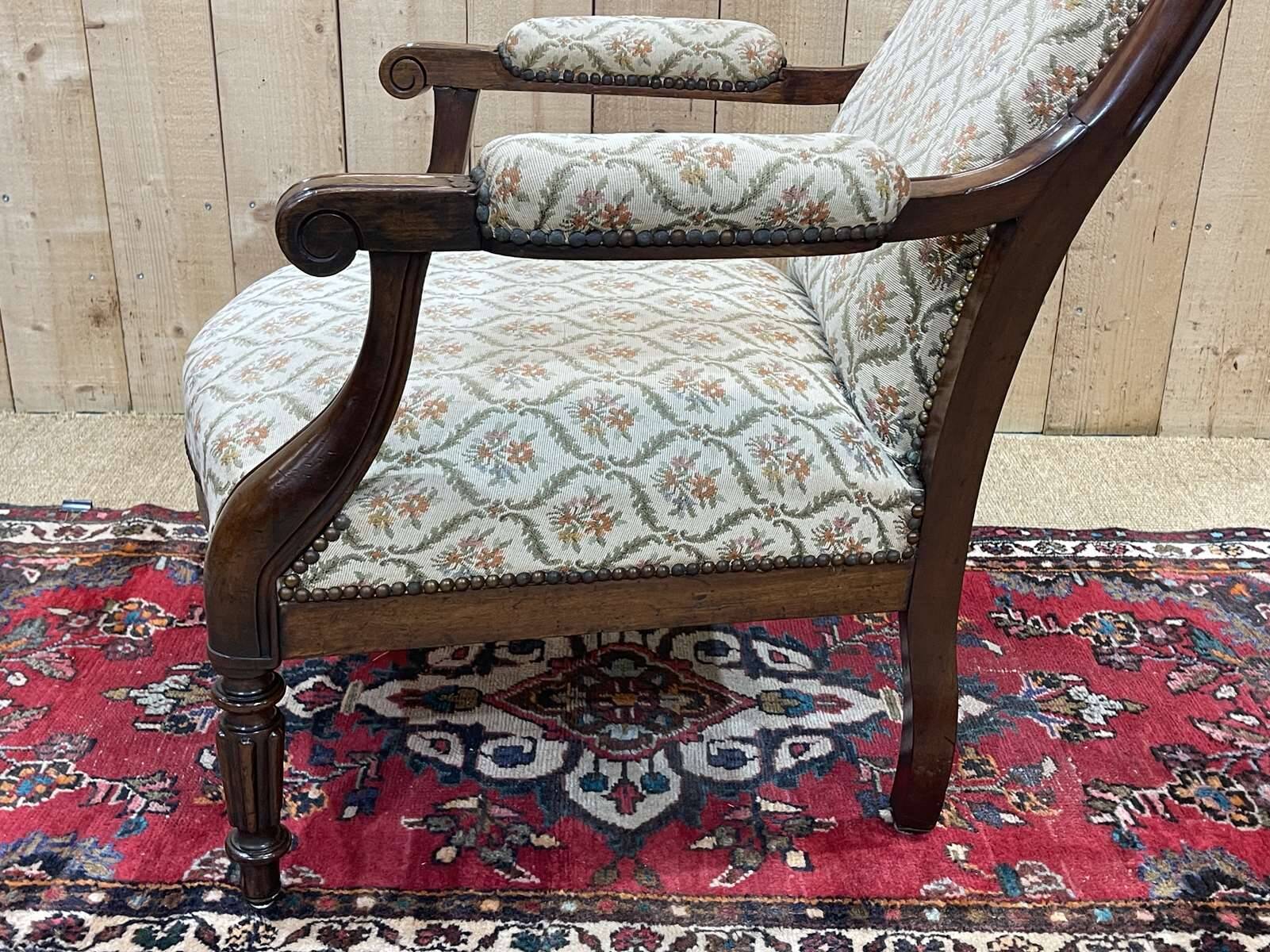 19th century Voltaire armchair in walnut - L=68cm, D=78cm, H=1m07, seat H=40cm.