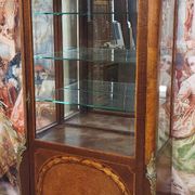 Vitrine style Louis XV en marqueterie de bois nobles