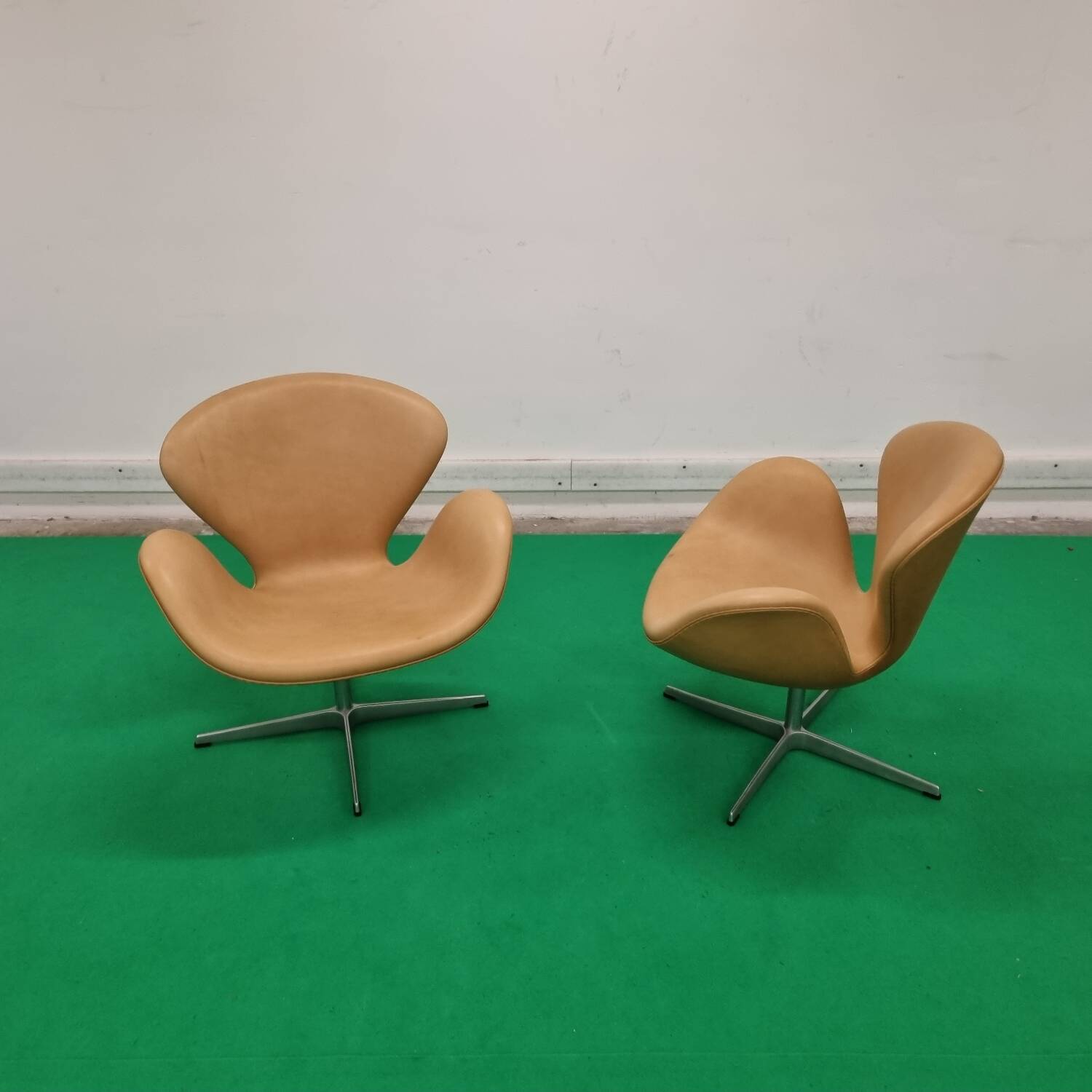 Paire de chaises Arne Jacobsen Swan Fritz Hansen