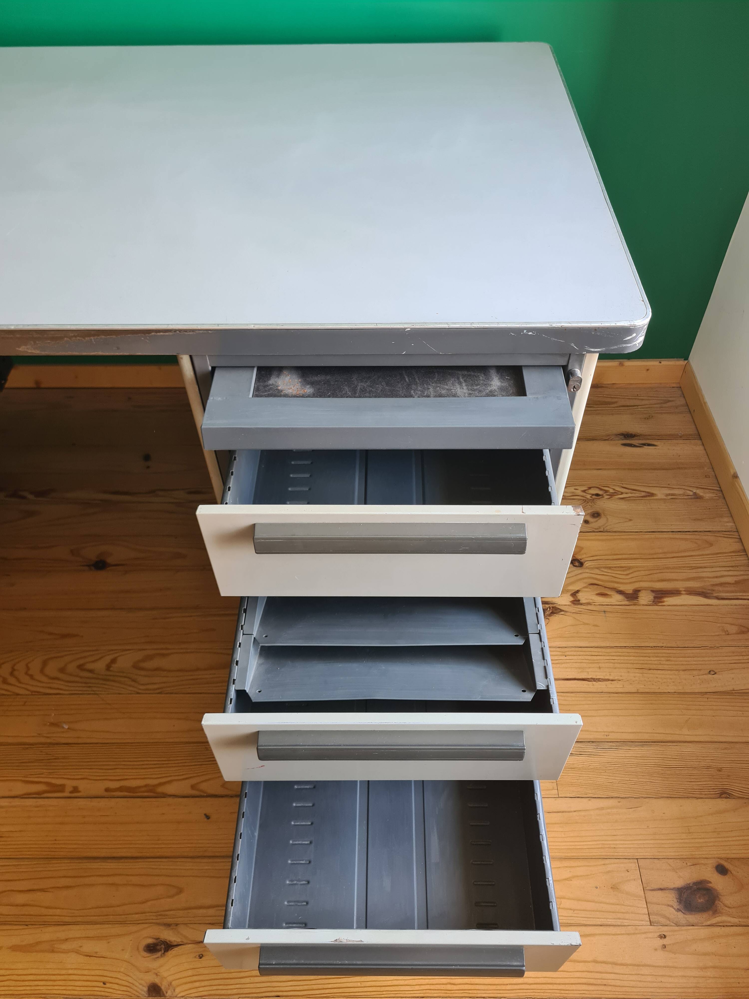 Bureau métallique vintage strafor