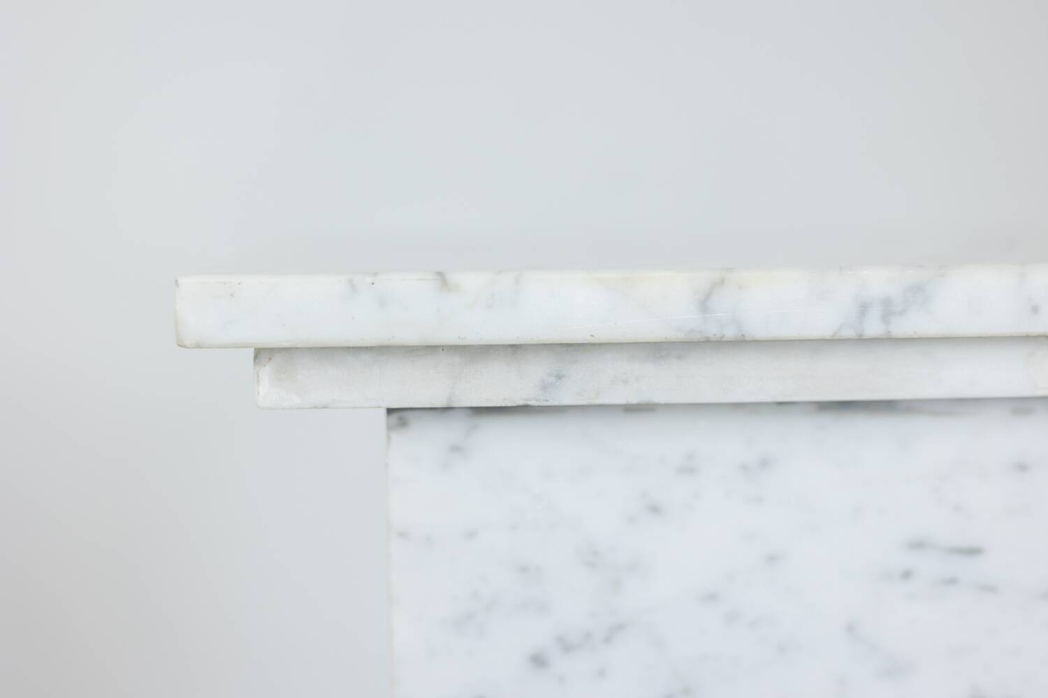 Pair of Art Deco style columns, in white marble, 20th century