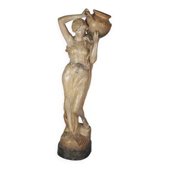 Sculpture céramique Femme et cruche ceinture opale Goldscheider vers 1900, 60 cm C155