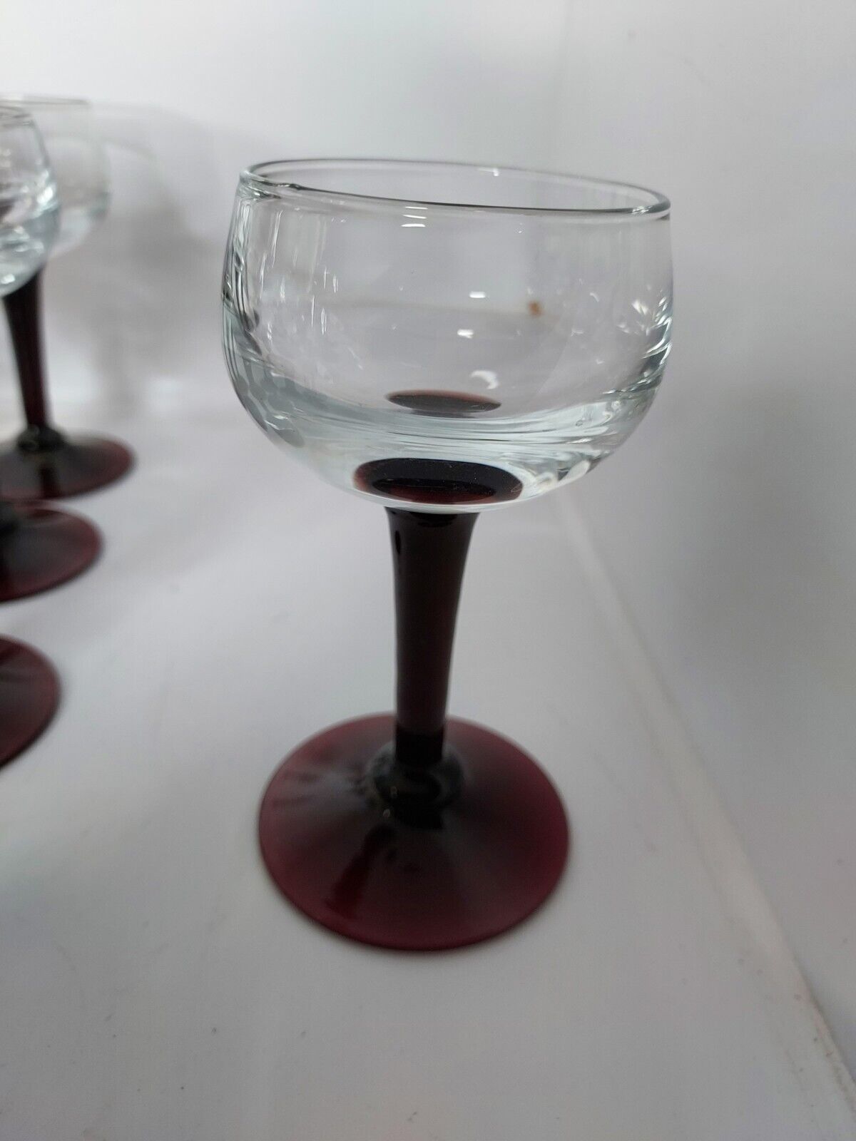 Port glasses with colored feet