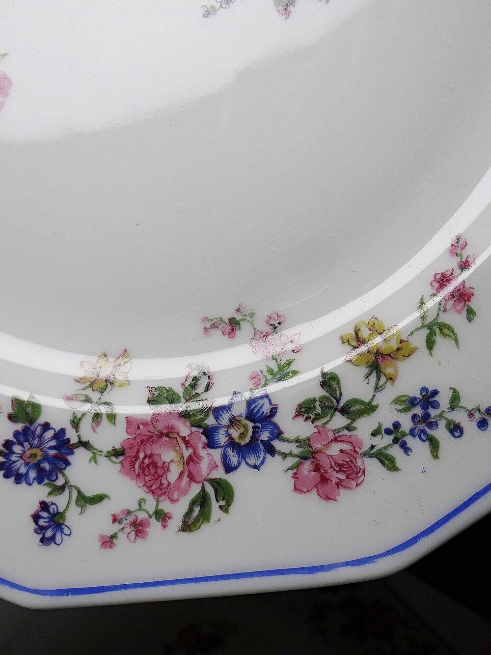4 flat plates by Bernardaud, Limoges porcelain, floral decoration from the 1920s to 1950s.