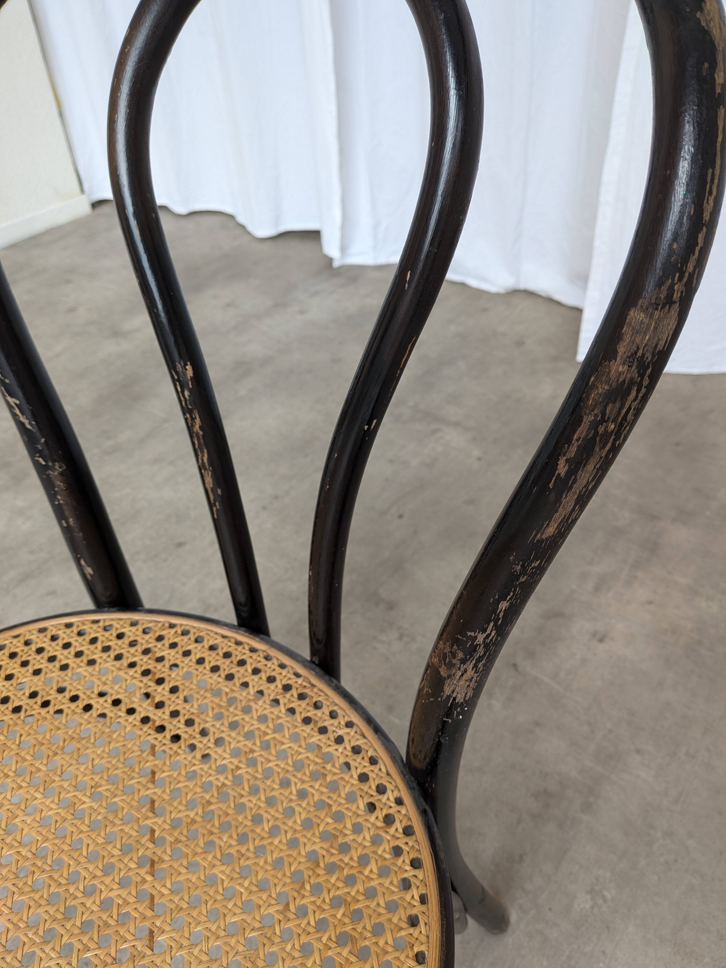 Chaise de salle à manger vintage style Thonet en bois noir et assise en cannage 1970