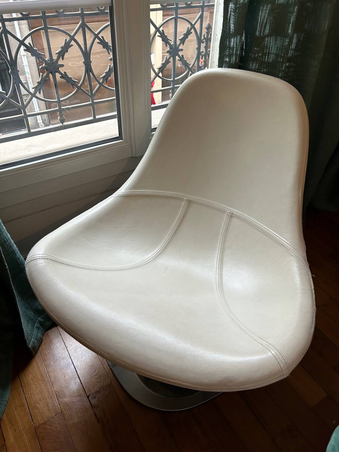Fauteuil pivotant "egg tirup" de carl öjerstam ", cuir blanc