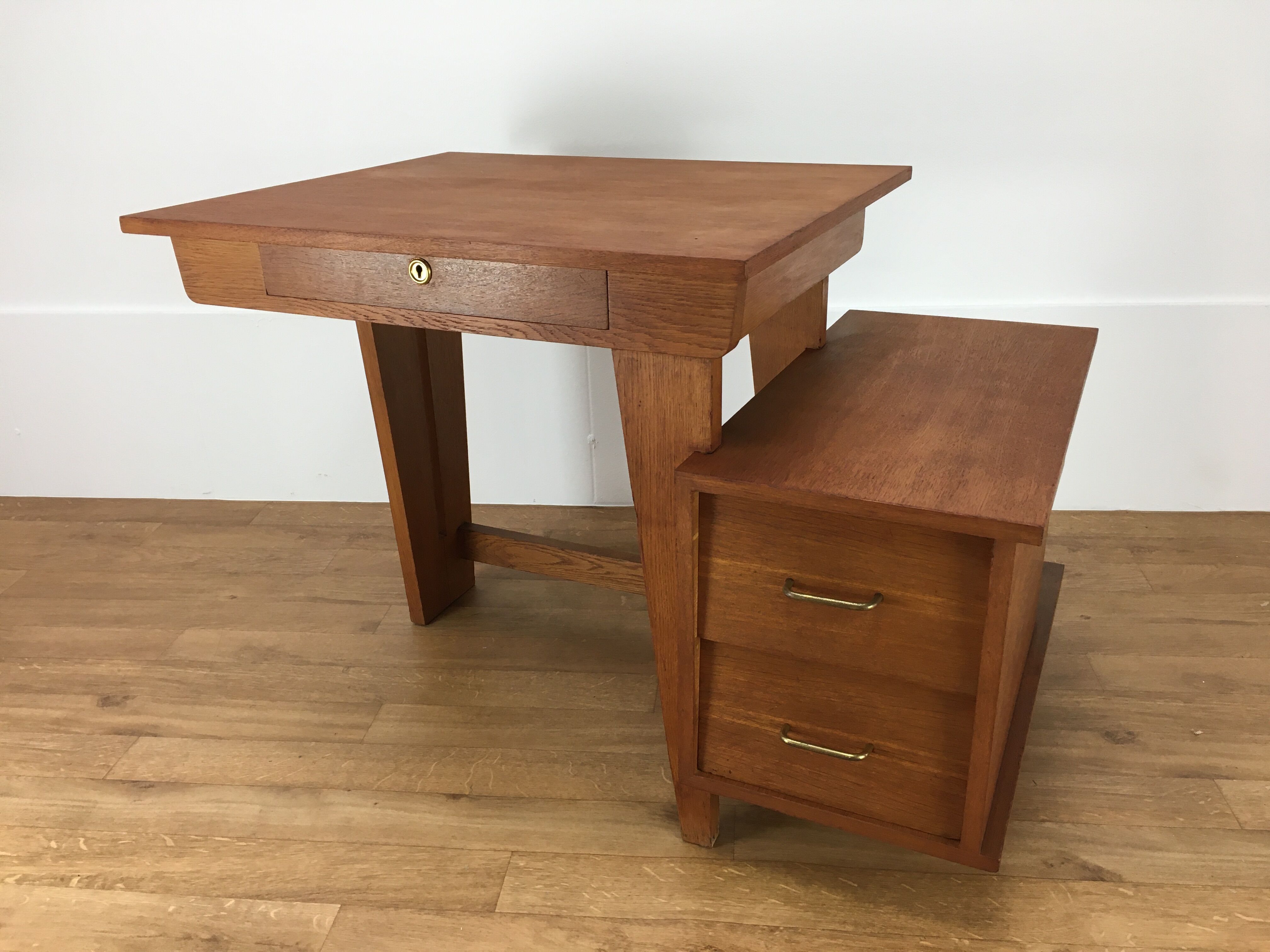 Asymmetric tripod office Reconstruction 1950s