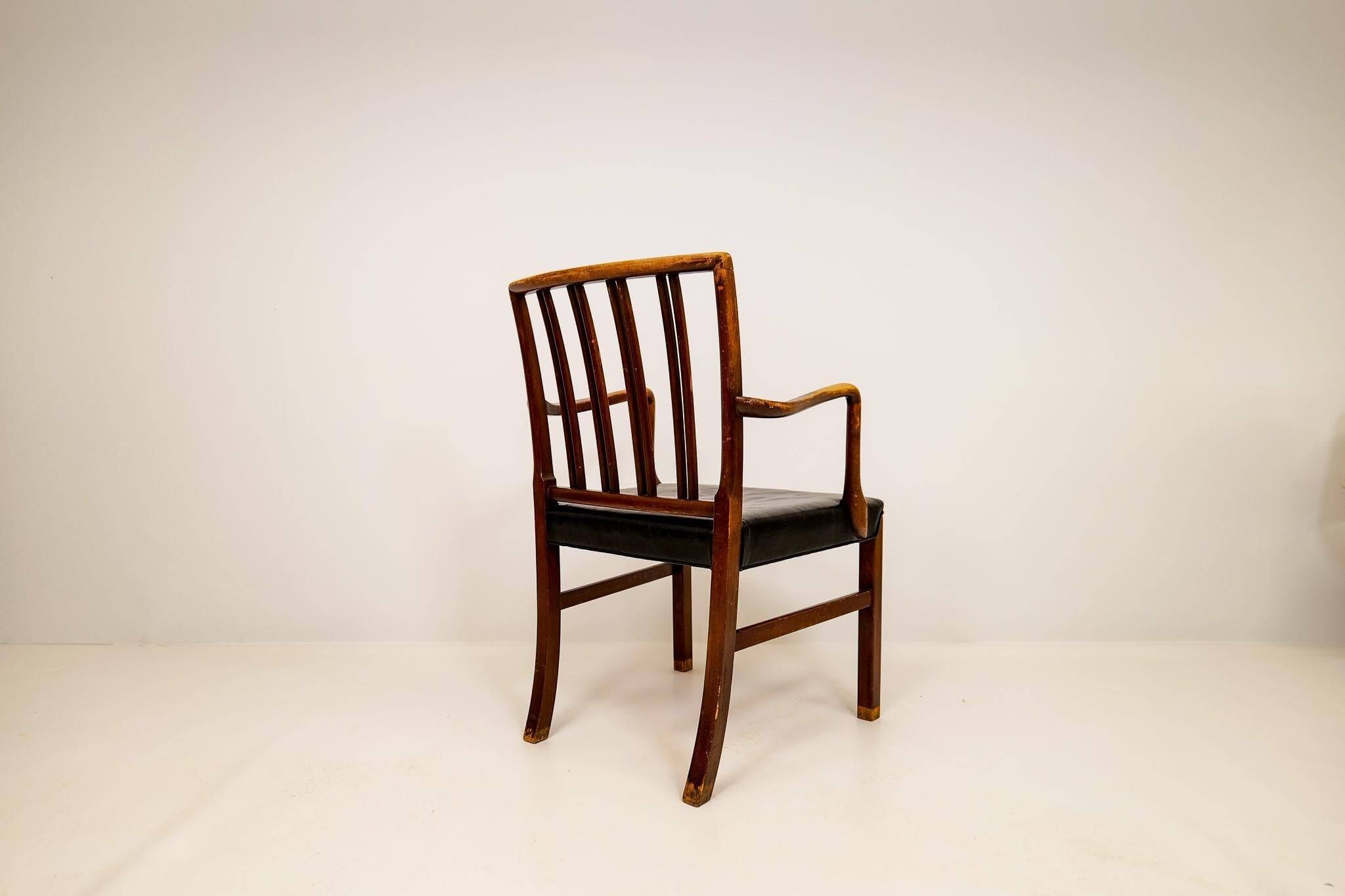 Fauteuil mi-siècle Ole Wanscher pour Fritz Hansen, hêtre teinté et cuir