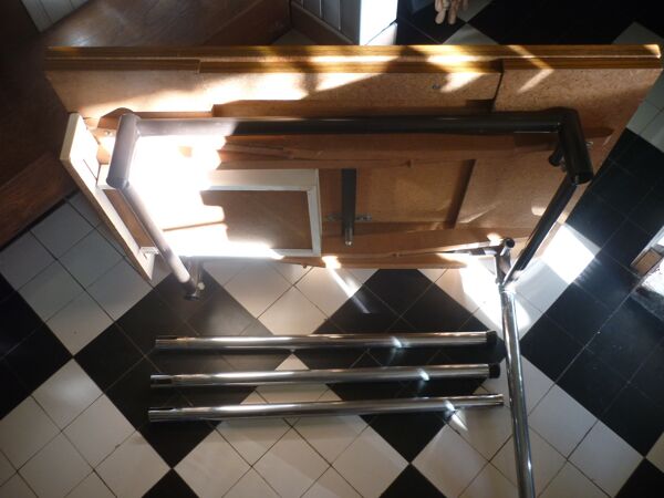 Table en formica marron avec 2 rallonges et tiroir