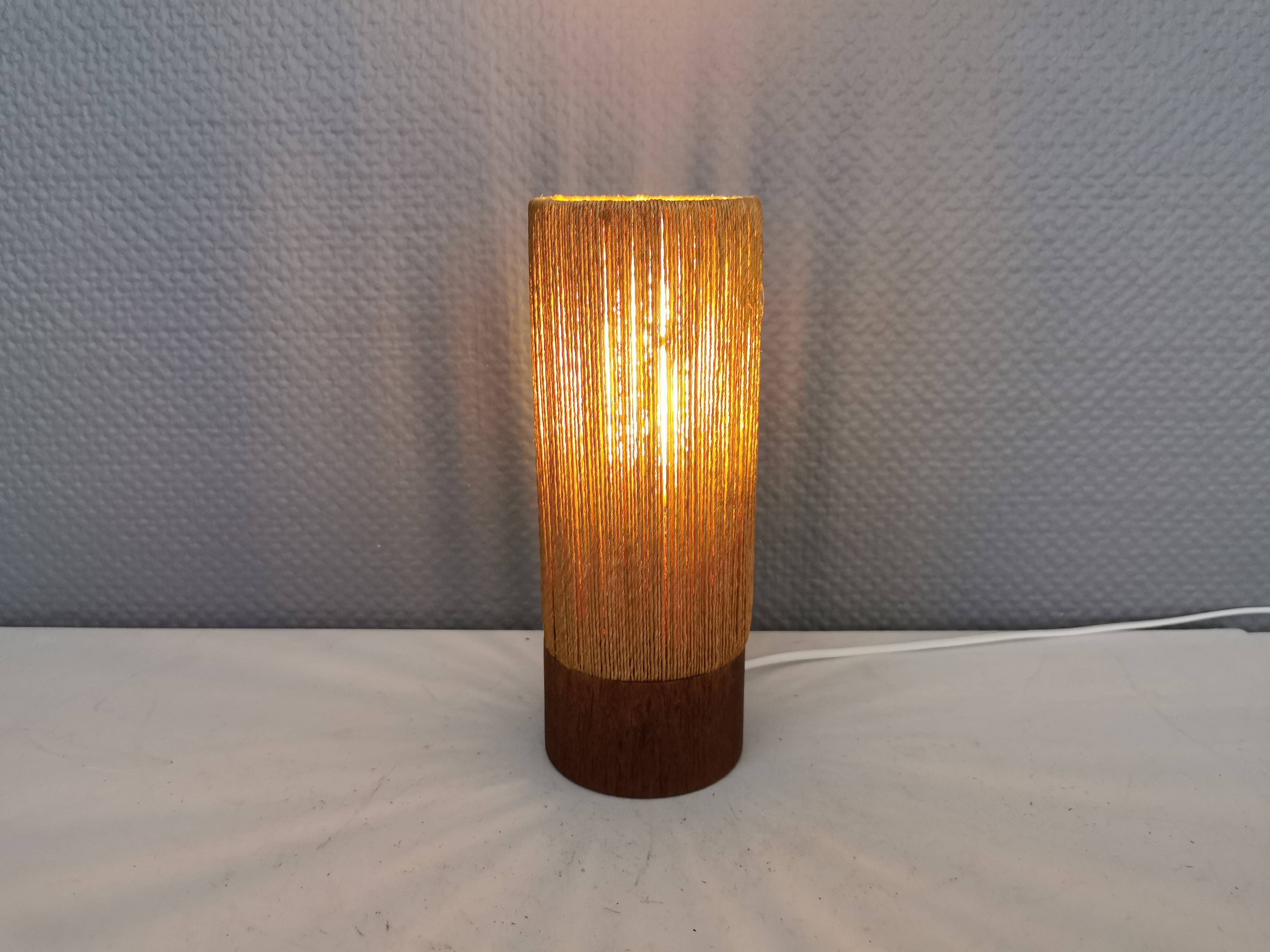 Beautiful cylindrical table lamp in wood and sisal, estimated 1960s-1970s