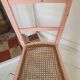 Chaise ancienne vintage rose avec assise cannage