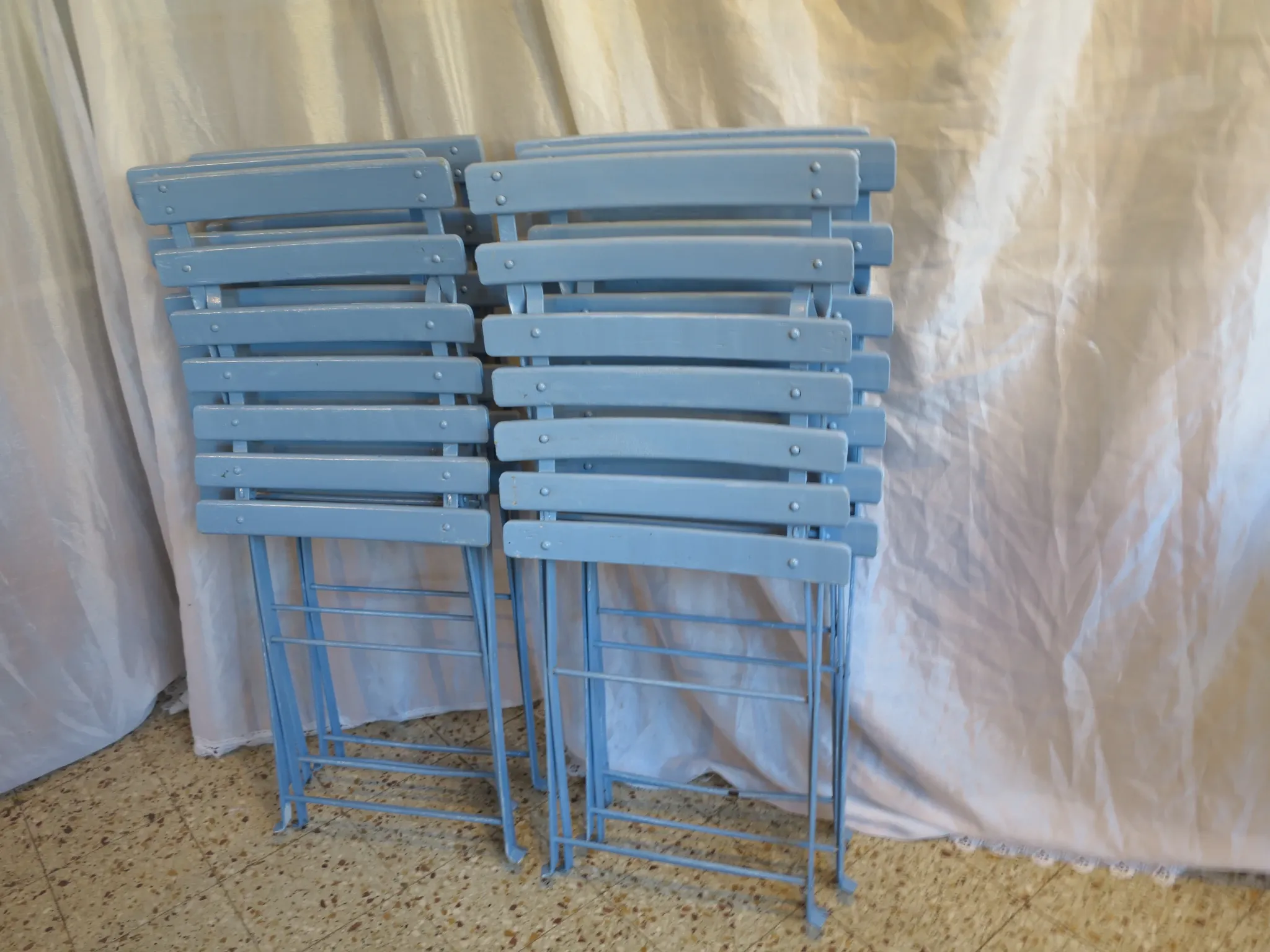 6 blue folding garden chairs