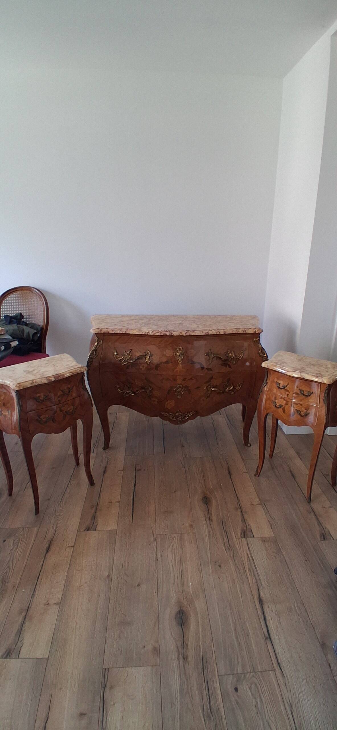 Ensemble commode galbée et table de chevets
