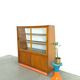 Vintage fineer toonbank, winkel vitrine met schuifdeuren