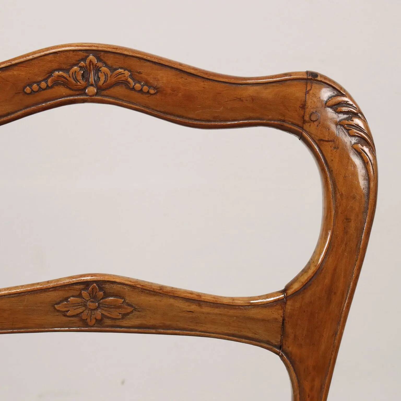 Group of 4 antique Baroque chairs in walnut, Italy, 18th century.