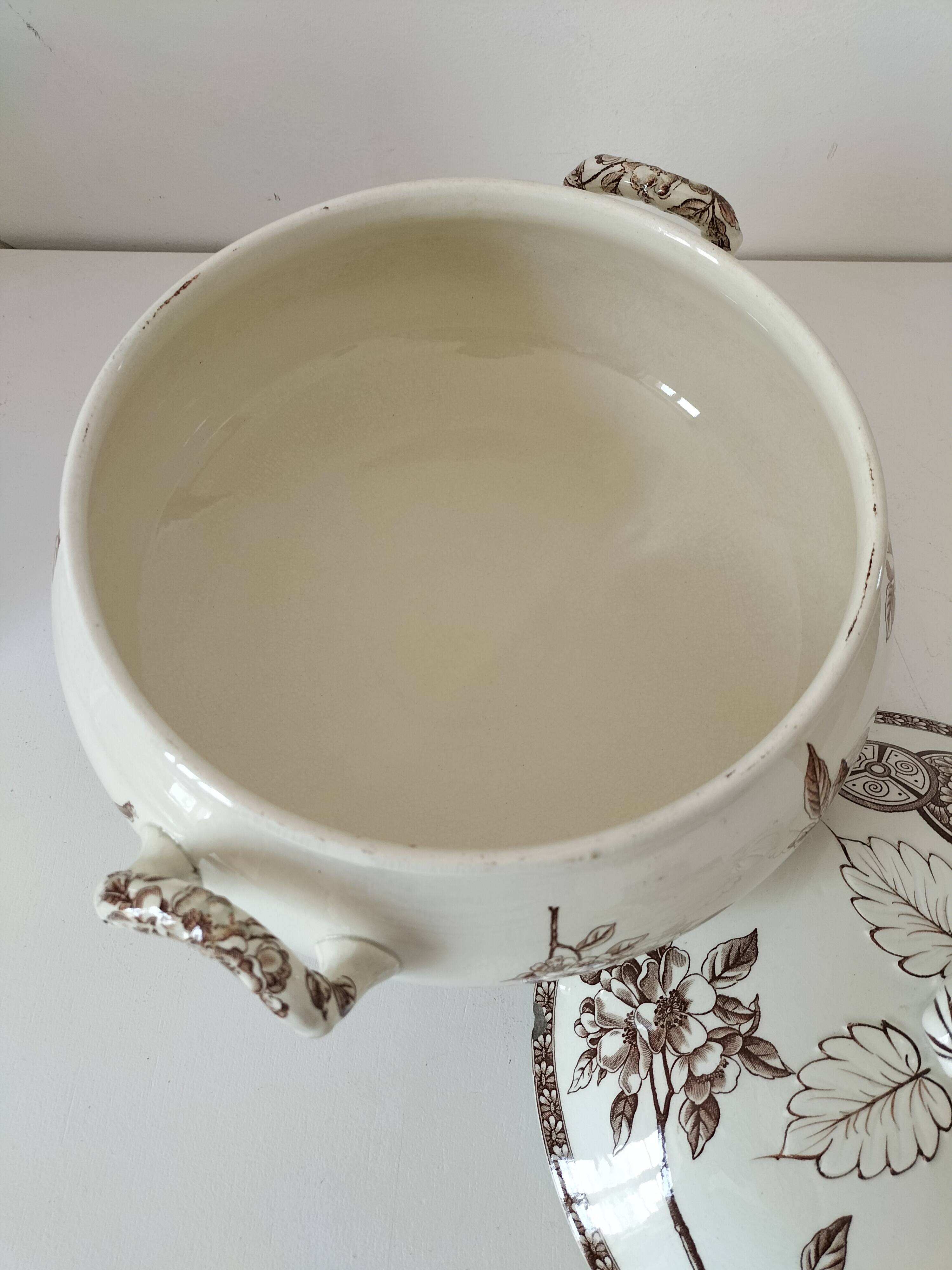 Soupière ancienne en terre de fer – décor "Marguerite", Grand Dépôt Paris