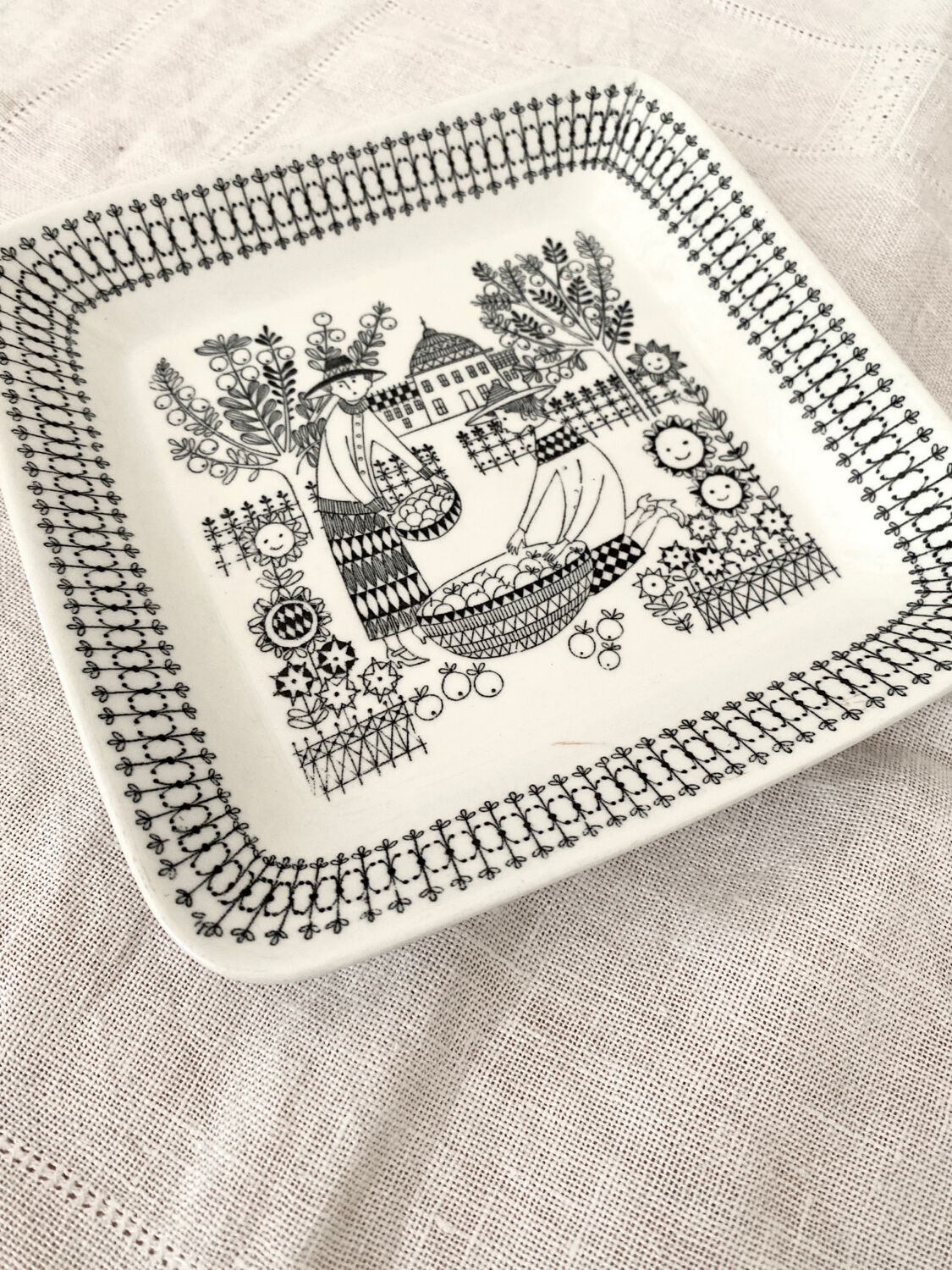 Square plate Arabia Finland Emilia series 1959 designer Raija Uosikkinen