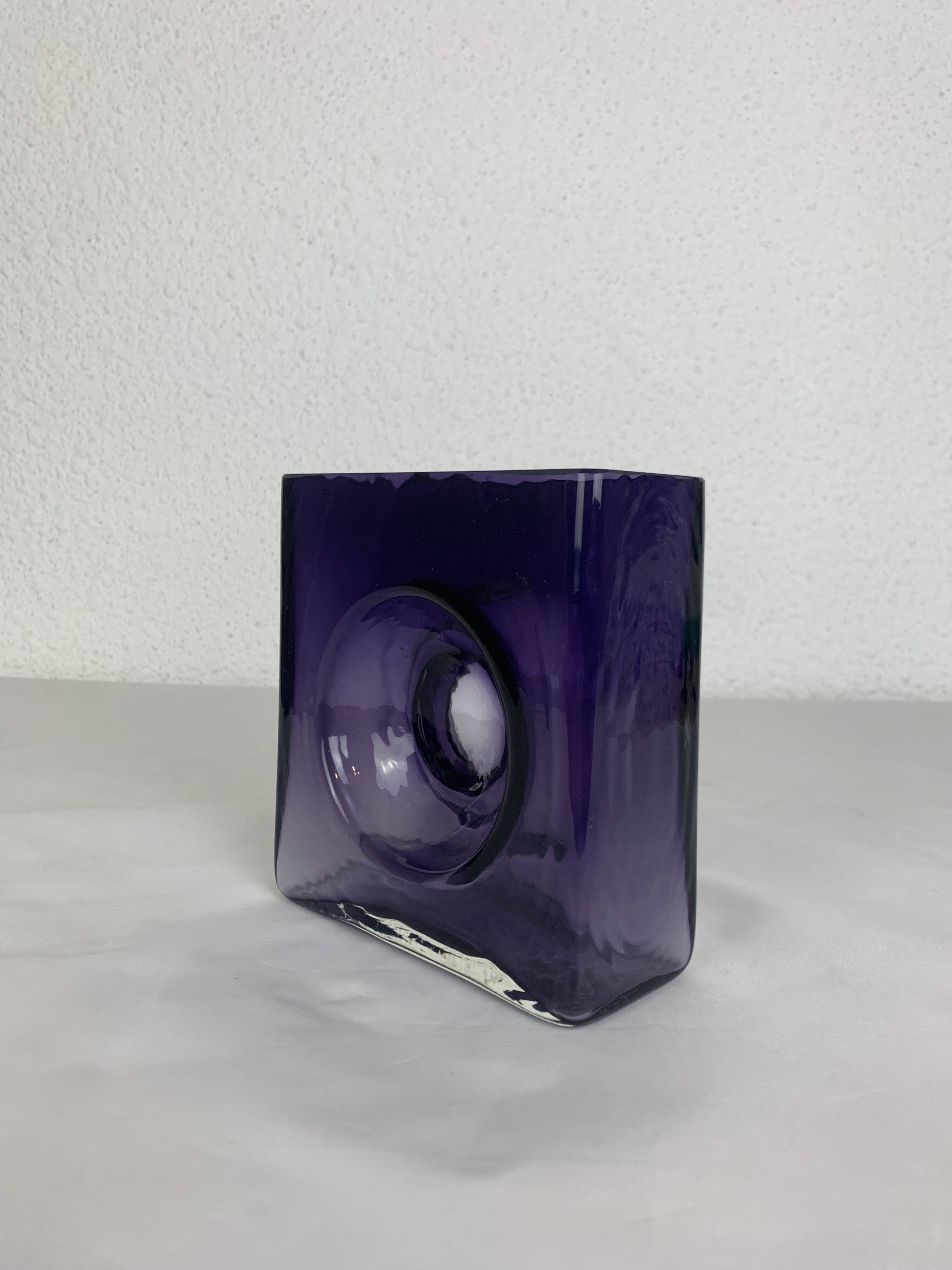 Diabolo vase signed Christian Tortu, blown glass in purple.