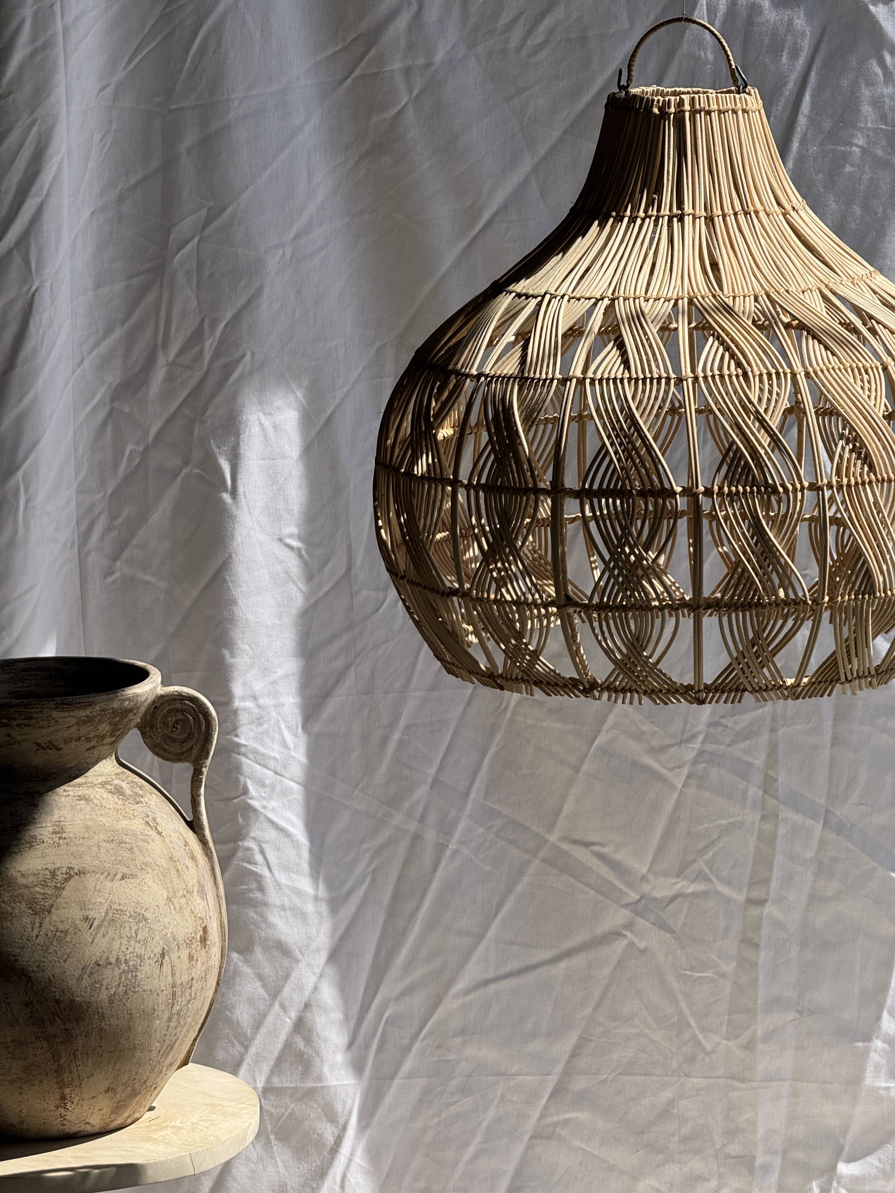 Suspension or rattan lampshade in the shape of a woven bulb.