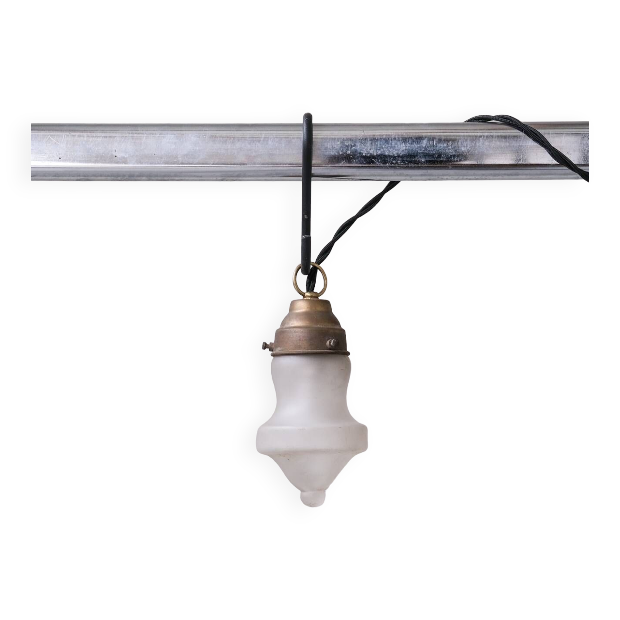 Petites suspensions du milieu du siècle en verre opaque et en laiton (4 disponibles)