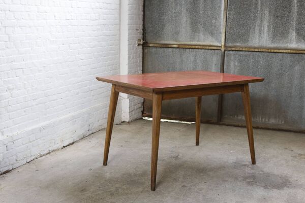 Table de salle à manger en hêtre des années 50 avec plateau en formica rouge