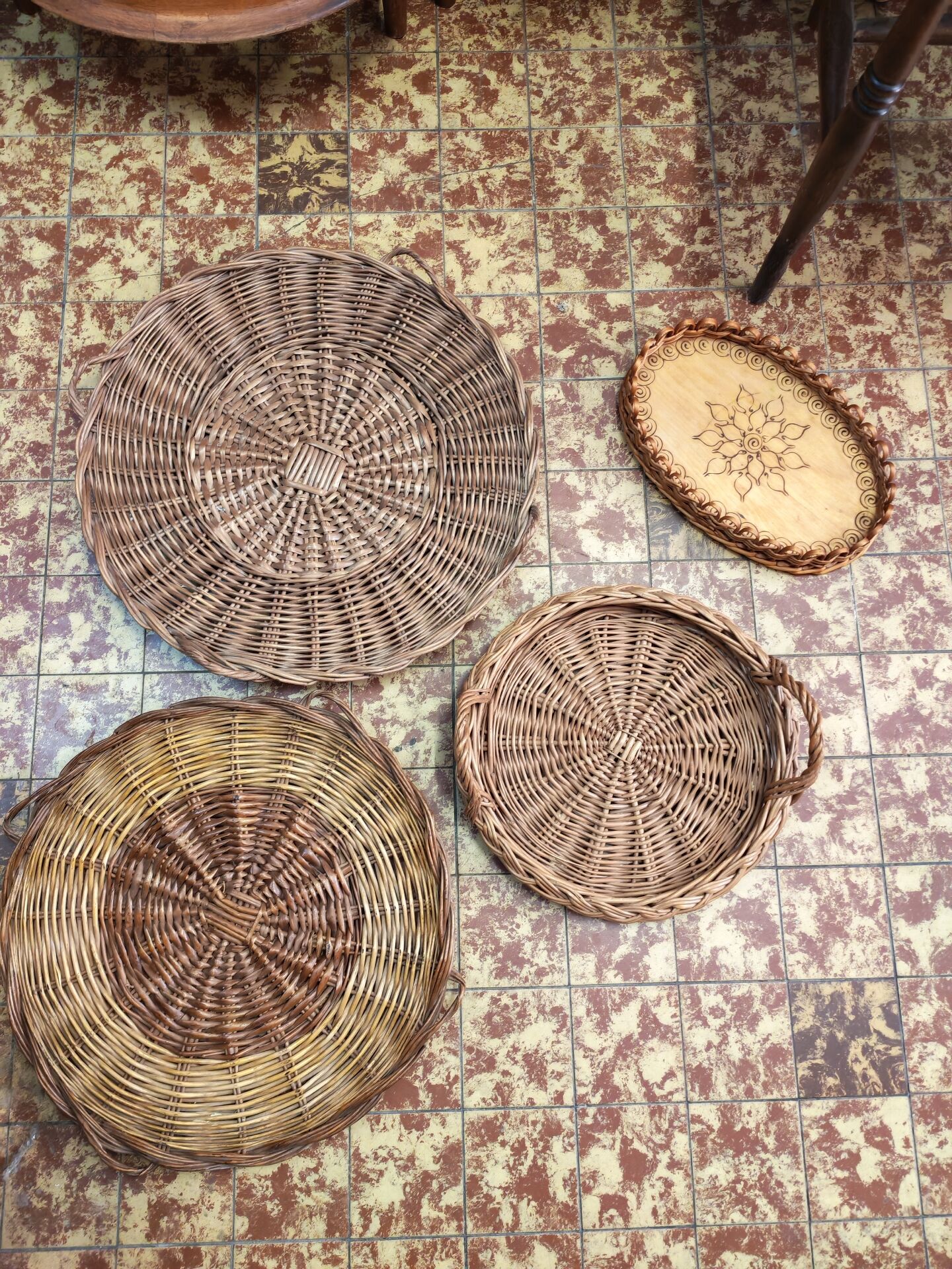 Lot de 4 plateaux en osier vintage