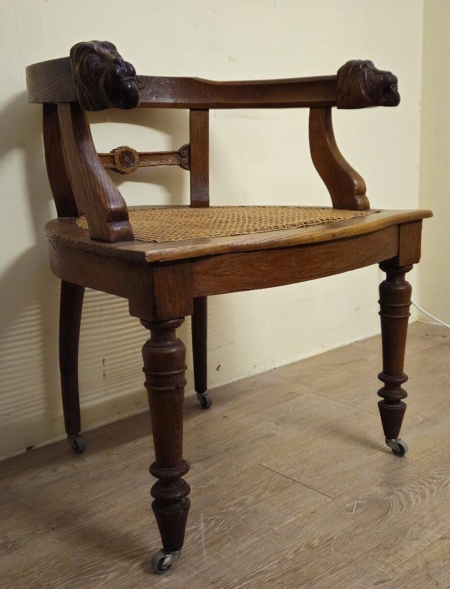 Fauteuil de bureau style Renaissance ancien en bois sculpté et assise cannée