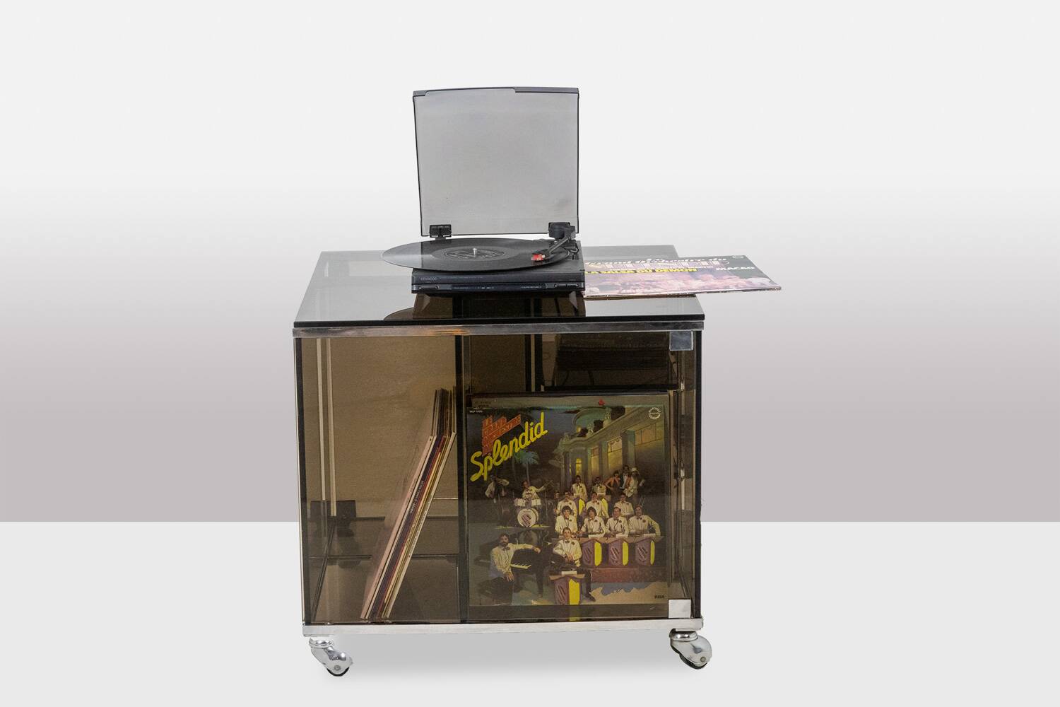Meuble pour vinyles en verre fumé. Années 1970.
