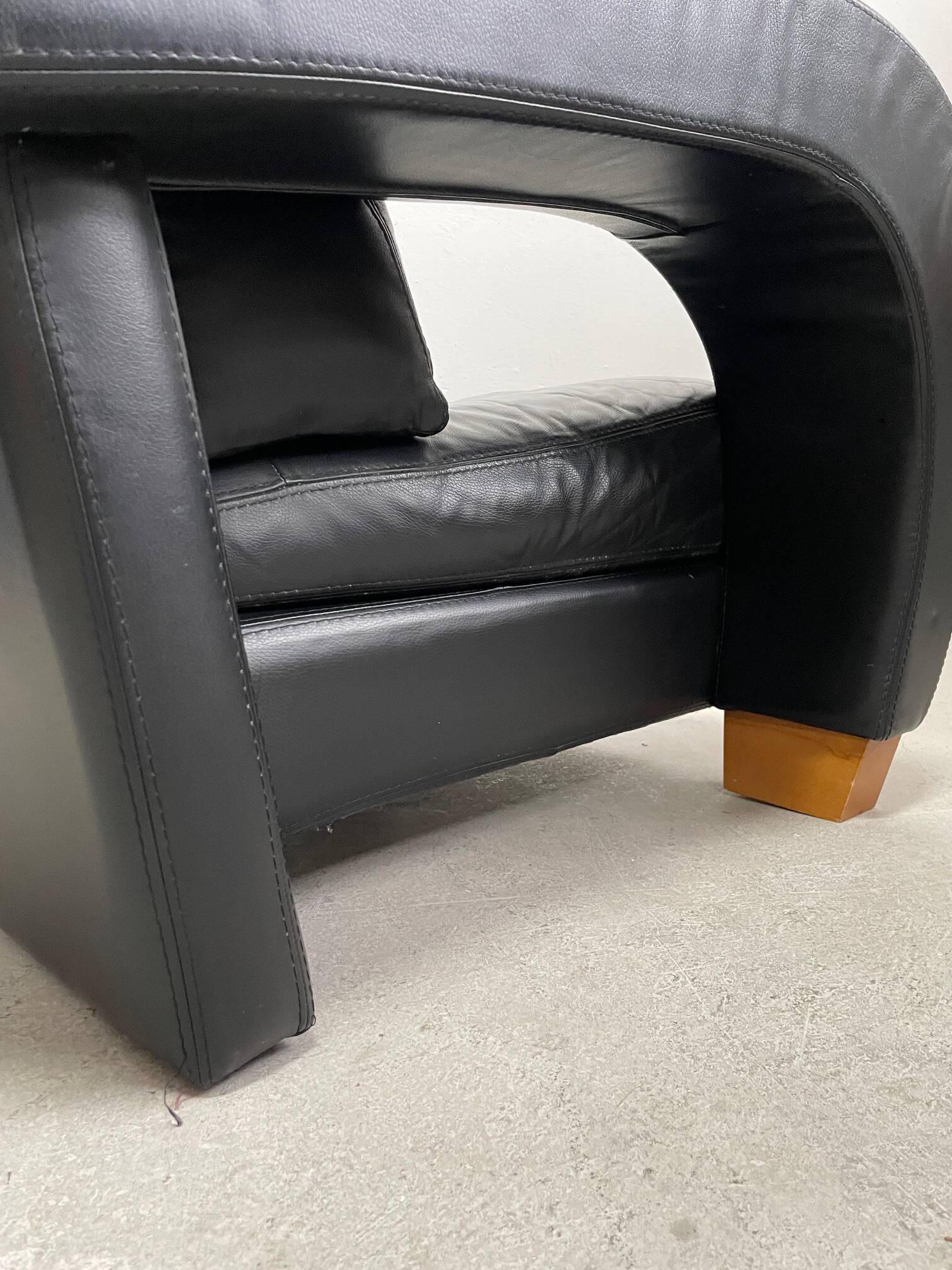 Vintage Streamline Black Leather Armchair, 1980/90s