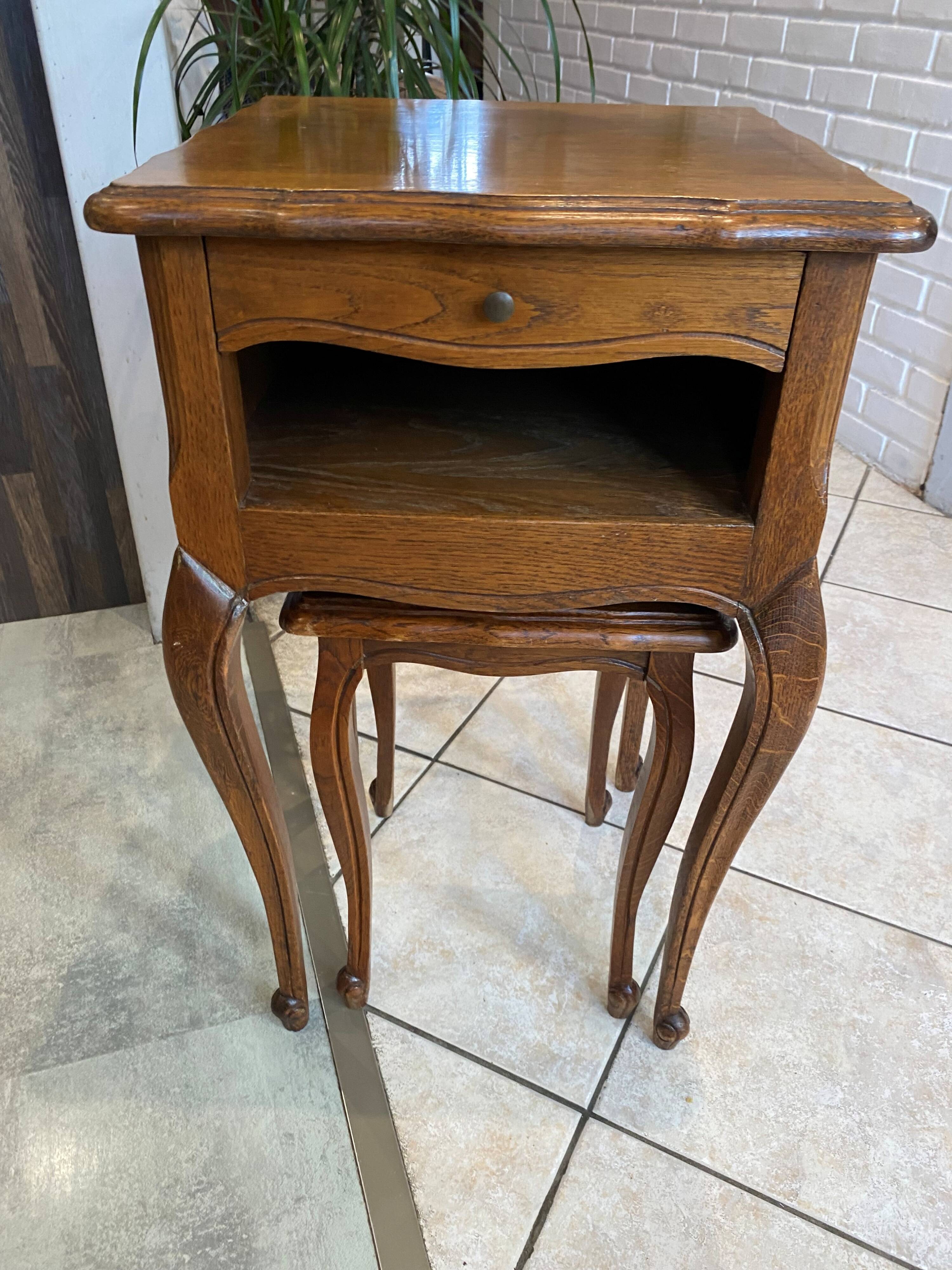 Gueridon set with gueridon and stool in solid oak in Louis XV style.