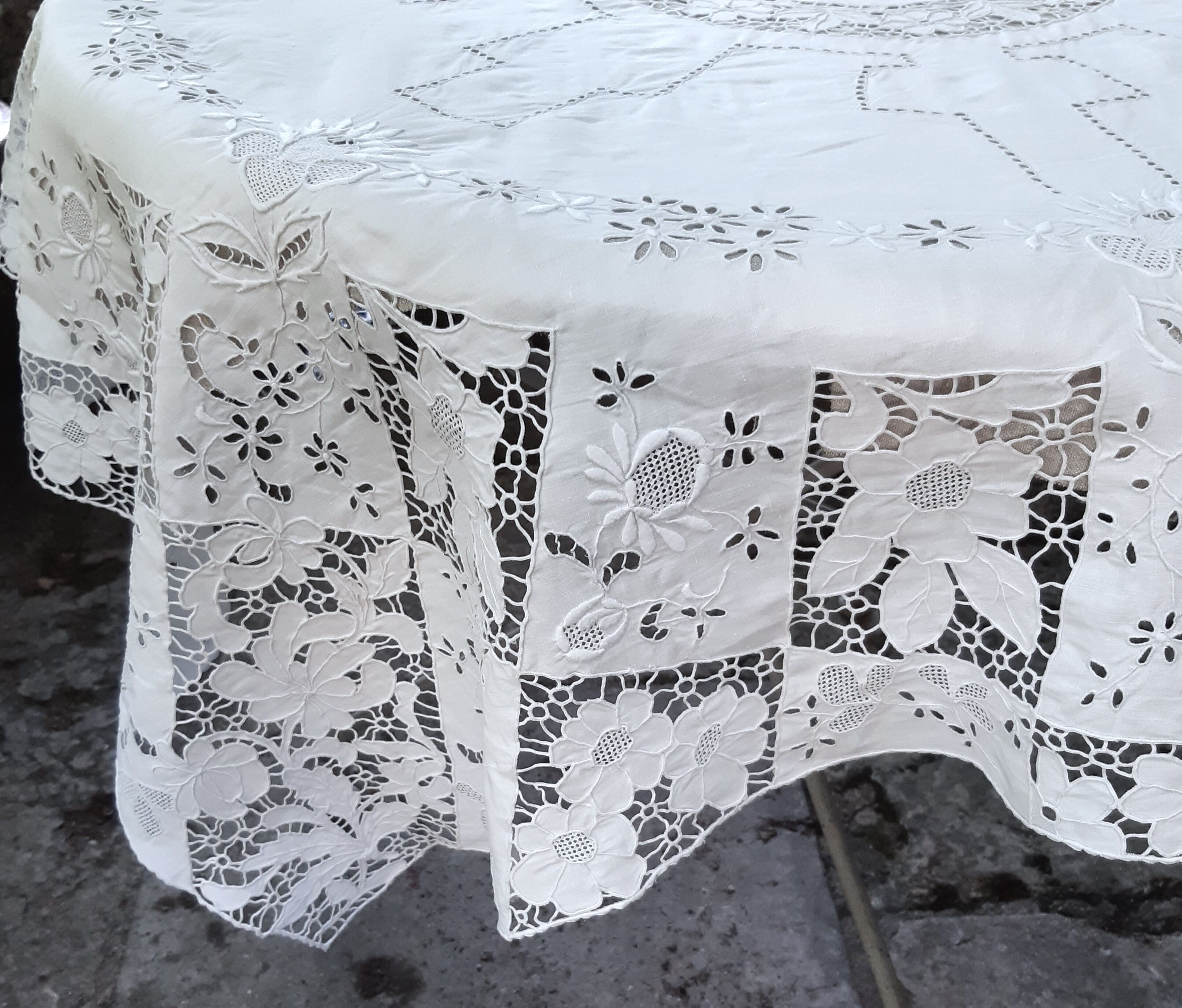 Square tablecloth 1900 very embroidered for round table