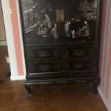 Meuble chinois à décor de scène de cour en bois noirci et décor en applique . Travail du 19e
