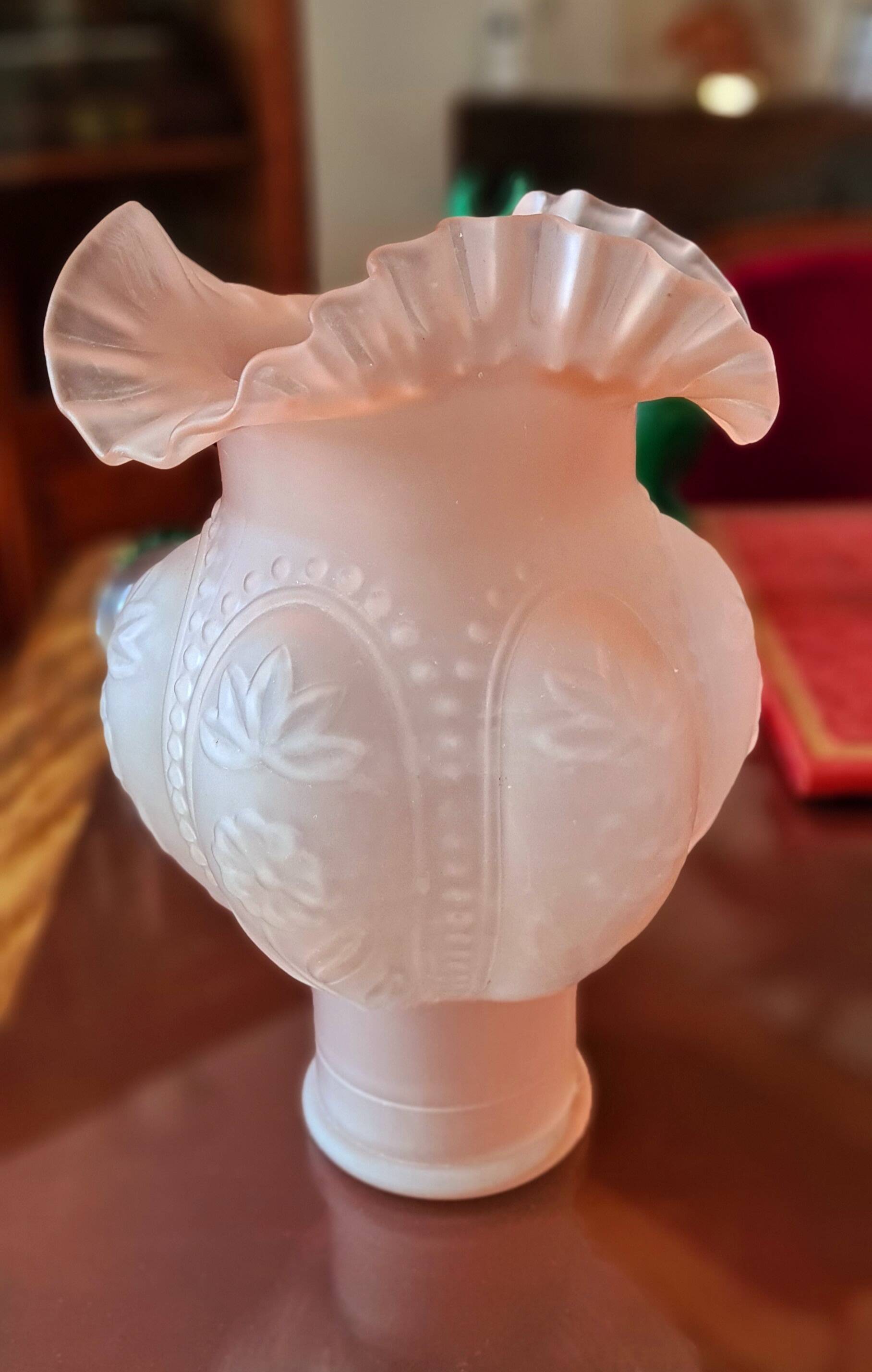 Large Art Deco vase with lace collar