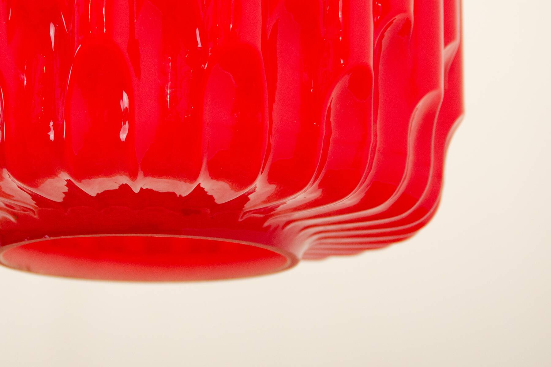 Lustre brutaliste en verre opalin de Karel Wolf pour Osvětlovací sklo, années 1970