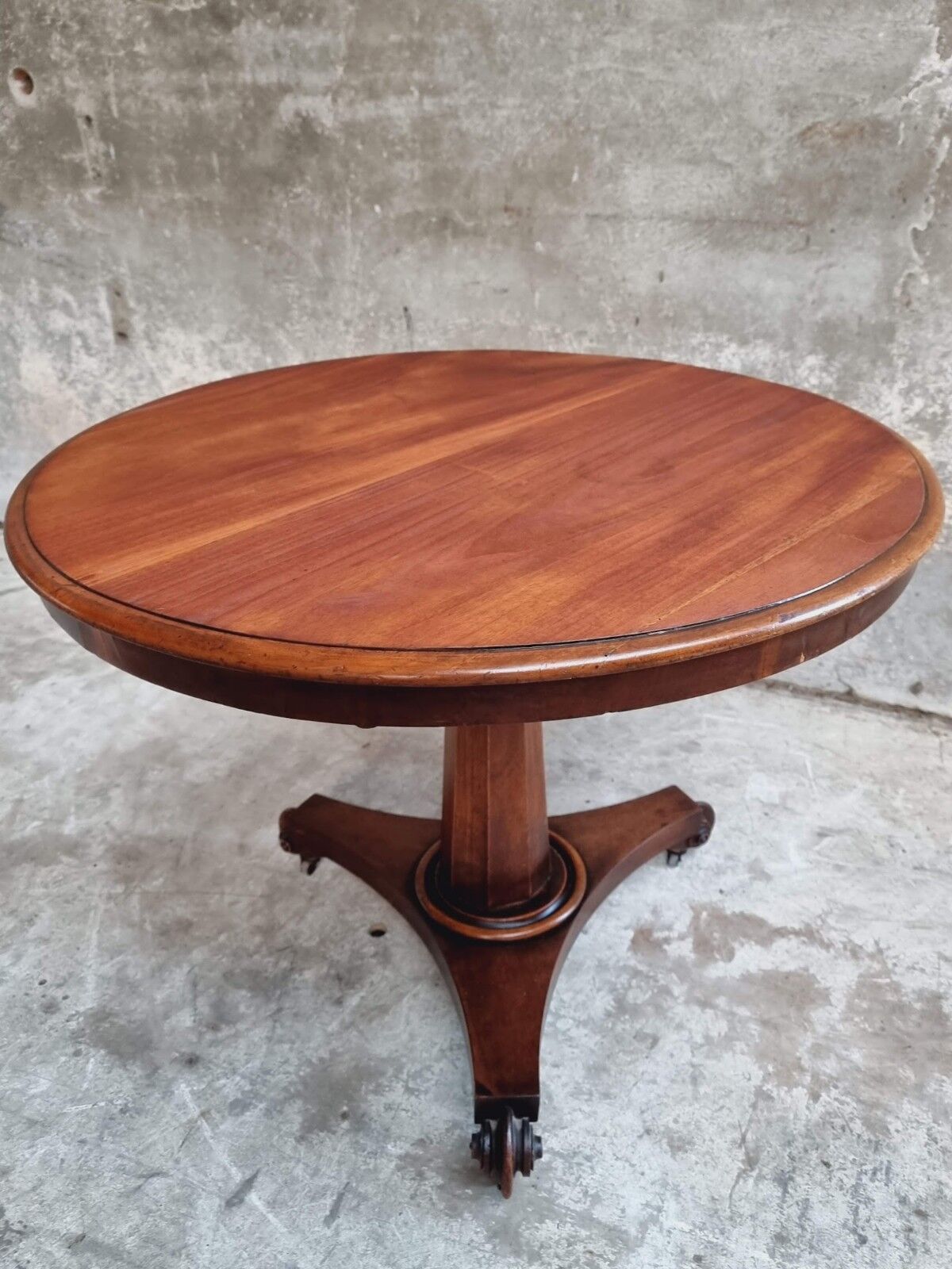 Antique table round dining table 19th century tilt top table
