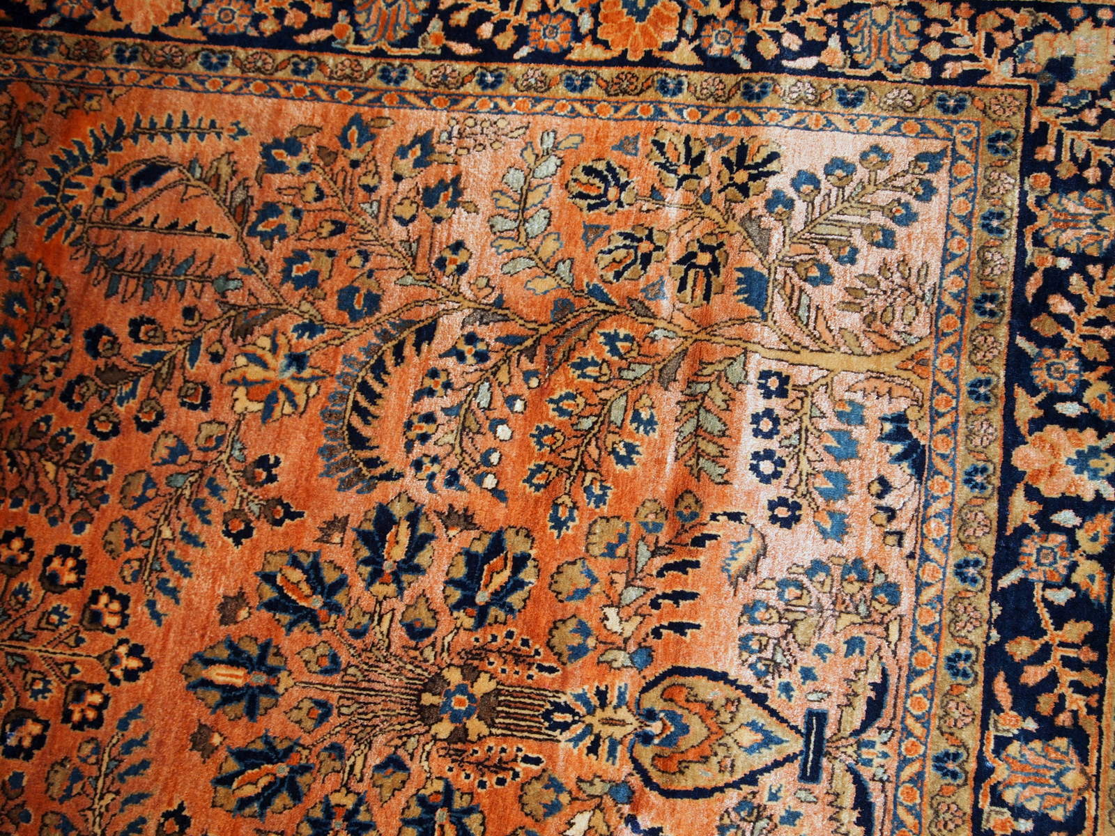 Handmade antique Persian Sarouk rug 4' x 6.4' (122cm x 195cm) 1920s